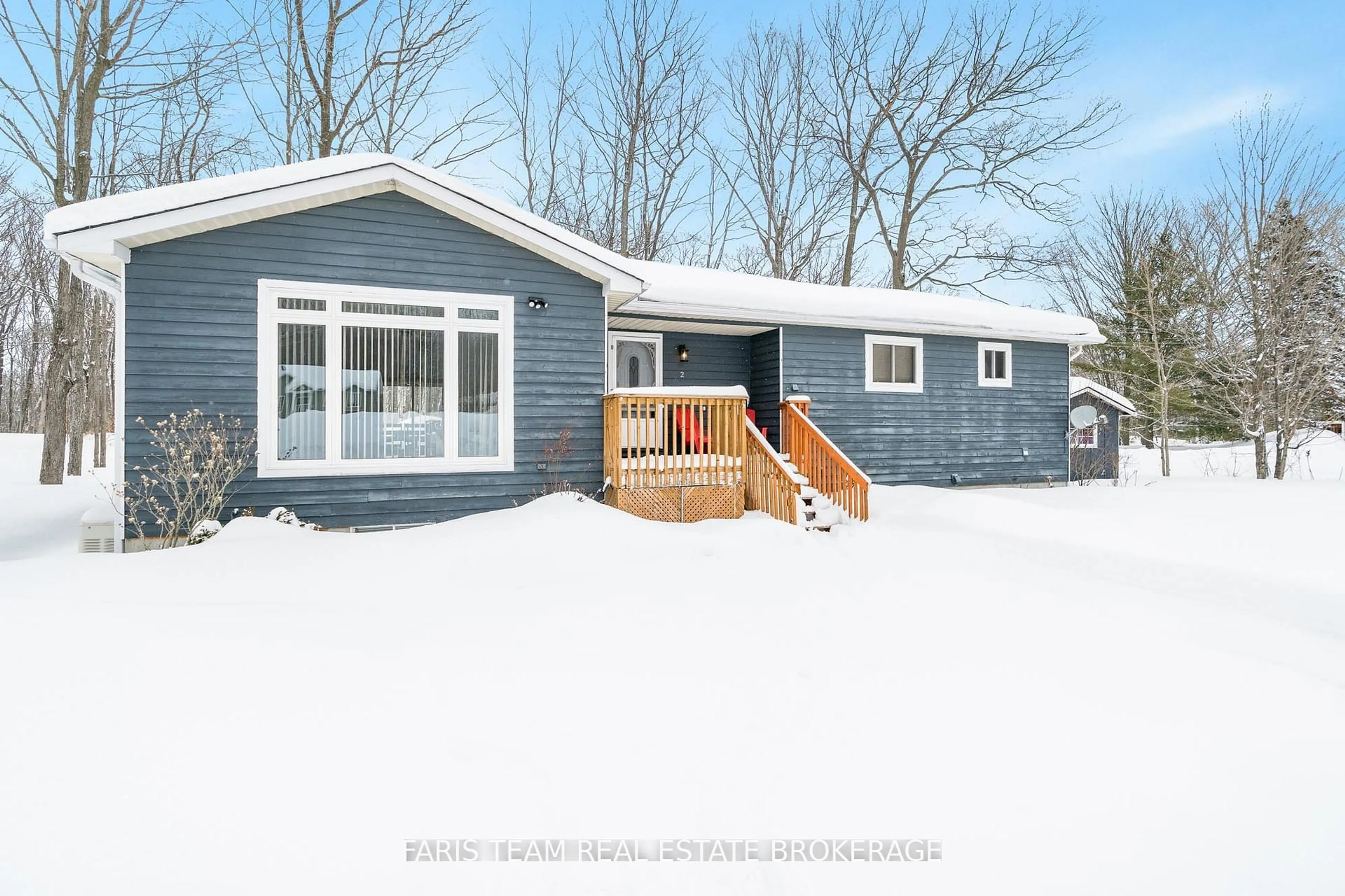 Home with vinyl exterior material, street for 2 Ojibway Crt, Tiny Ontario L9M 0B2