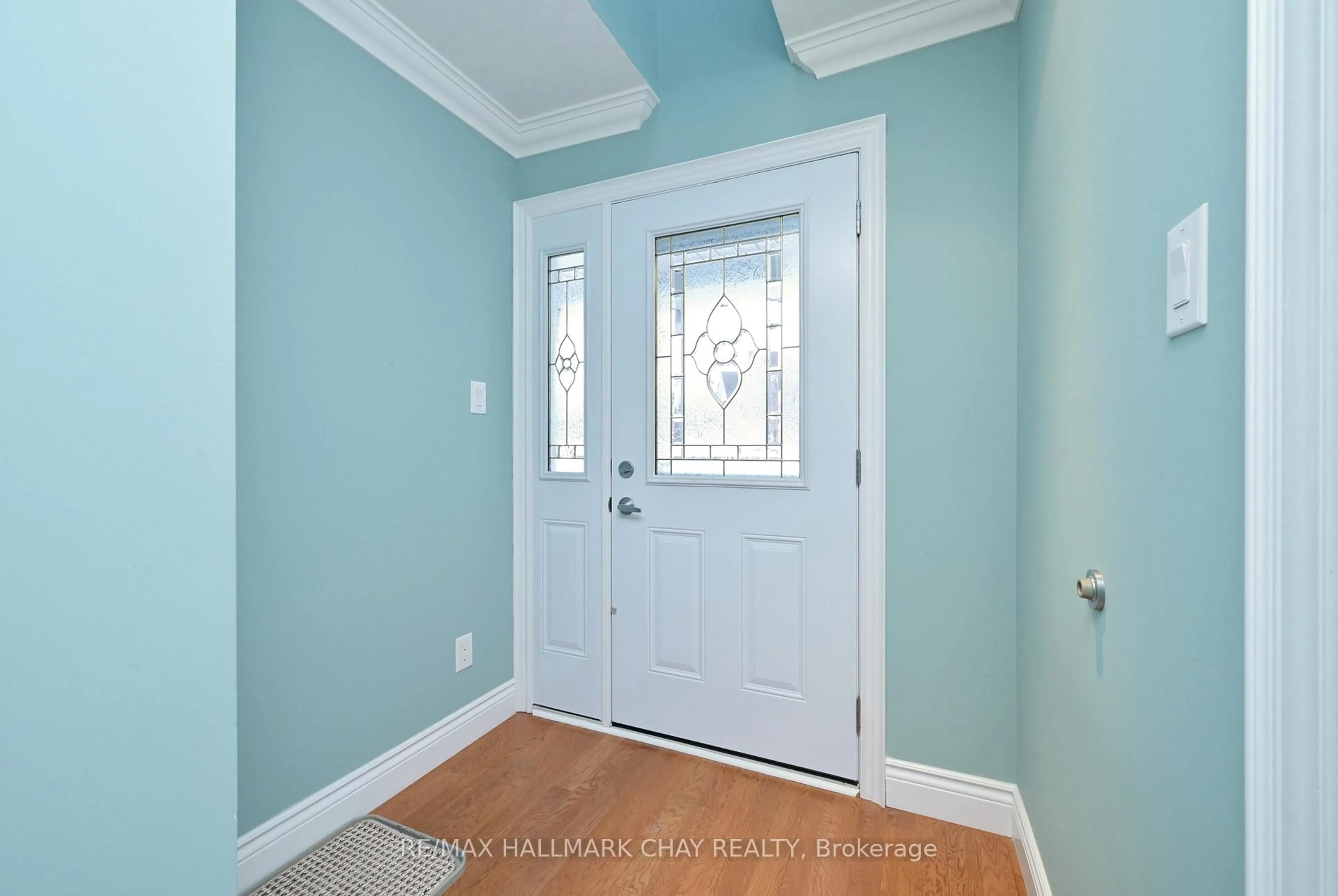 Indoor entryway for 140 Meadow Lane, Wasaga Beach Ontario L9Z 0A4