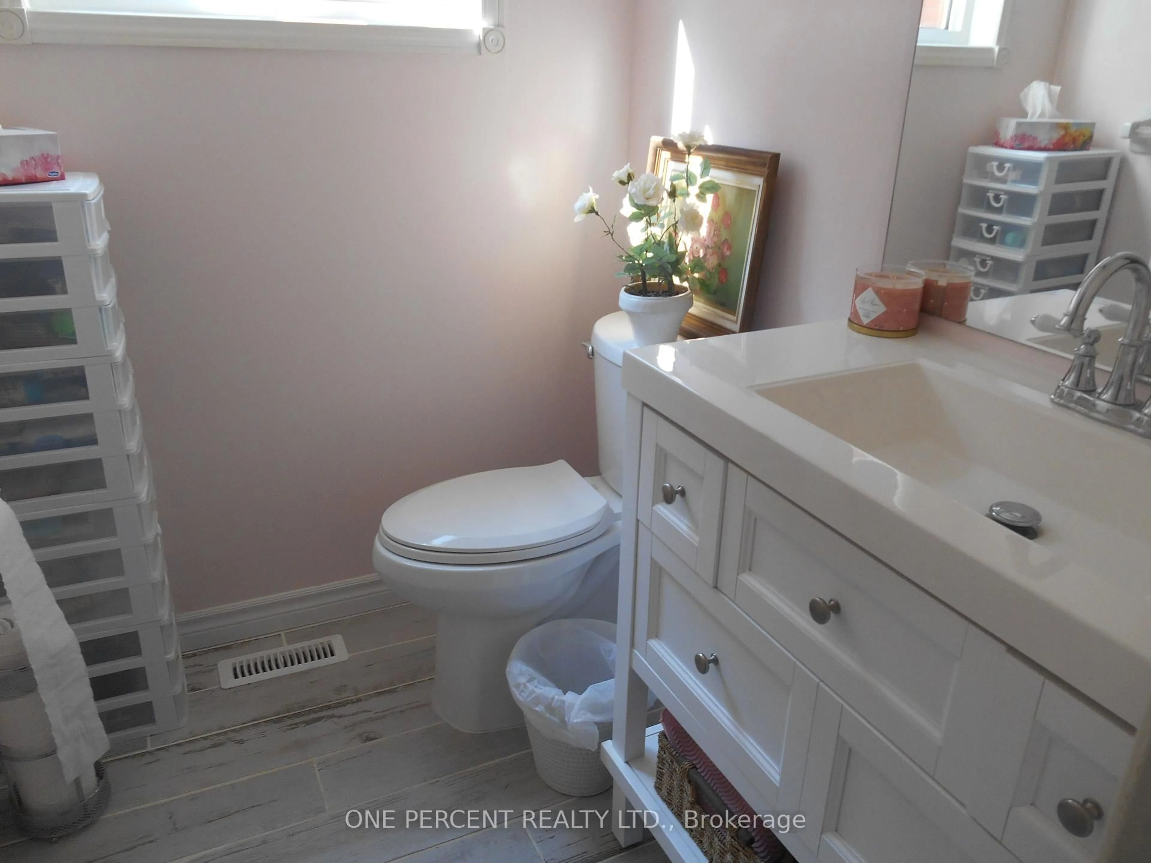 Standard bathroom, ceramic/tile floor for 22 Brillinger Dr, Wasaga Beach Ontario L9Z 1L4