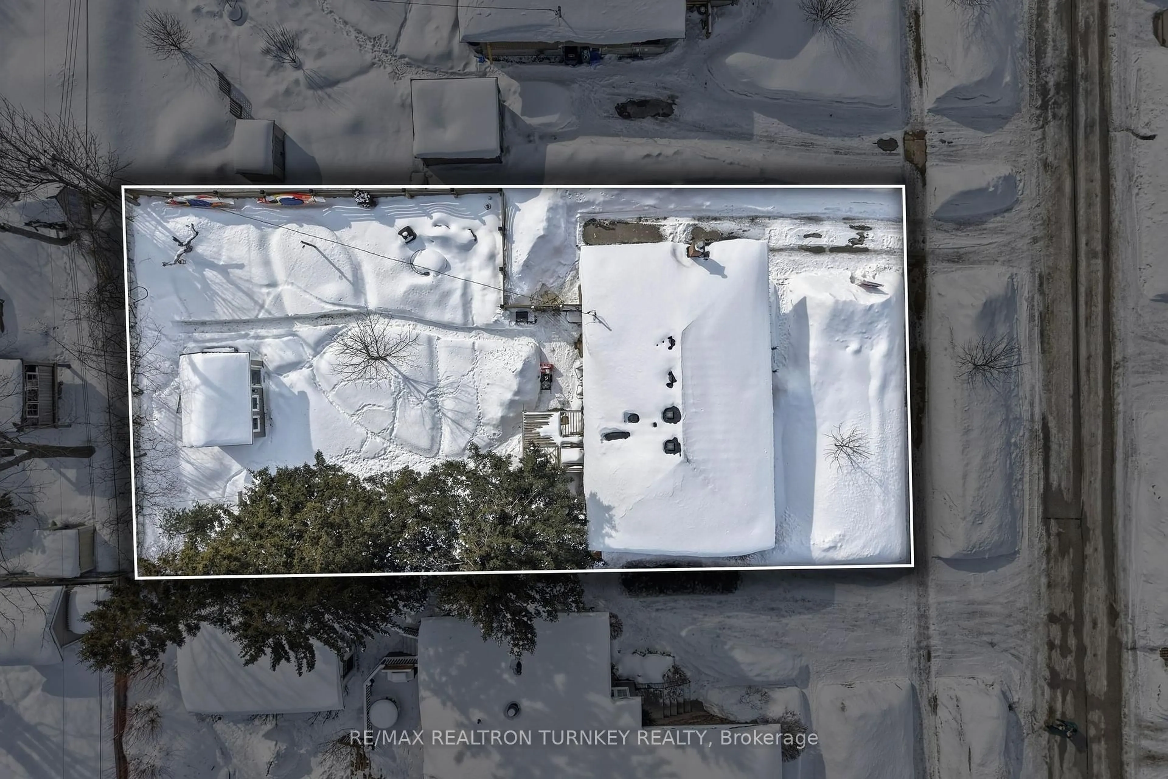 A pic from outside/outdoor area/front of a property/back of a property/a pic from drone, unknown for 27 Marion Cres, Barrie Ontario L4M 2L4