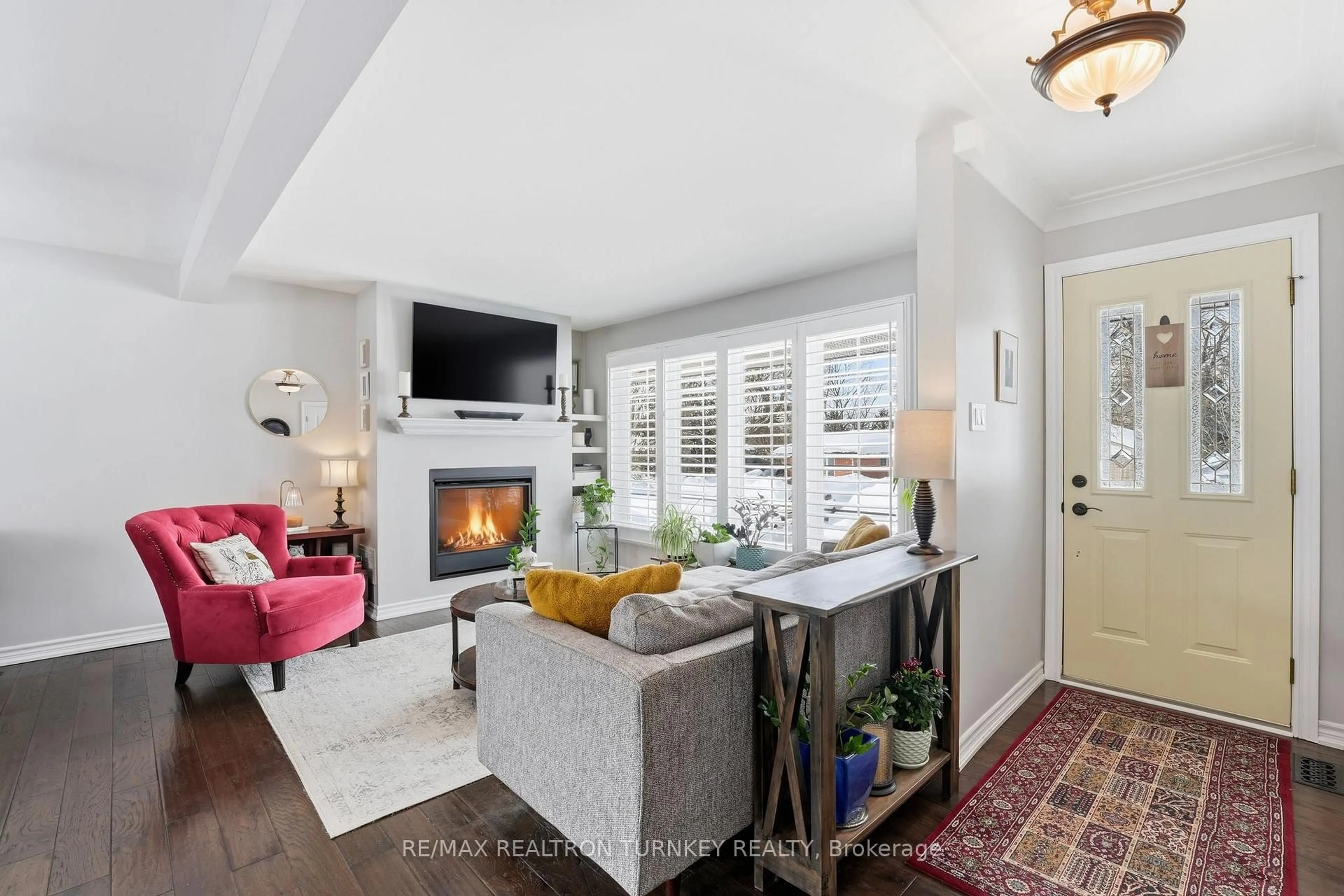 Living room with furniture, unknown for 27 Marion Cres, Barrie Ontario L4M 2L4