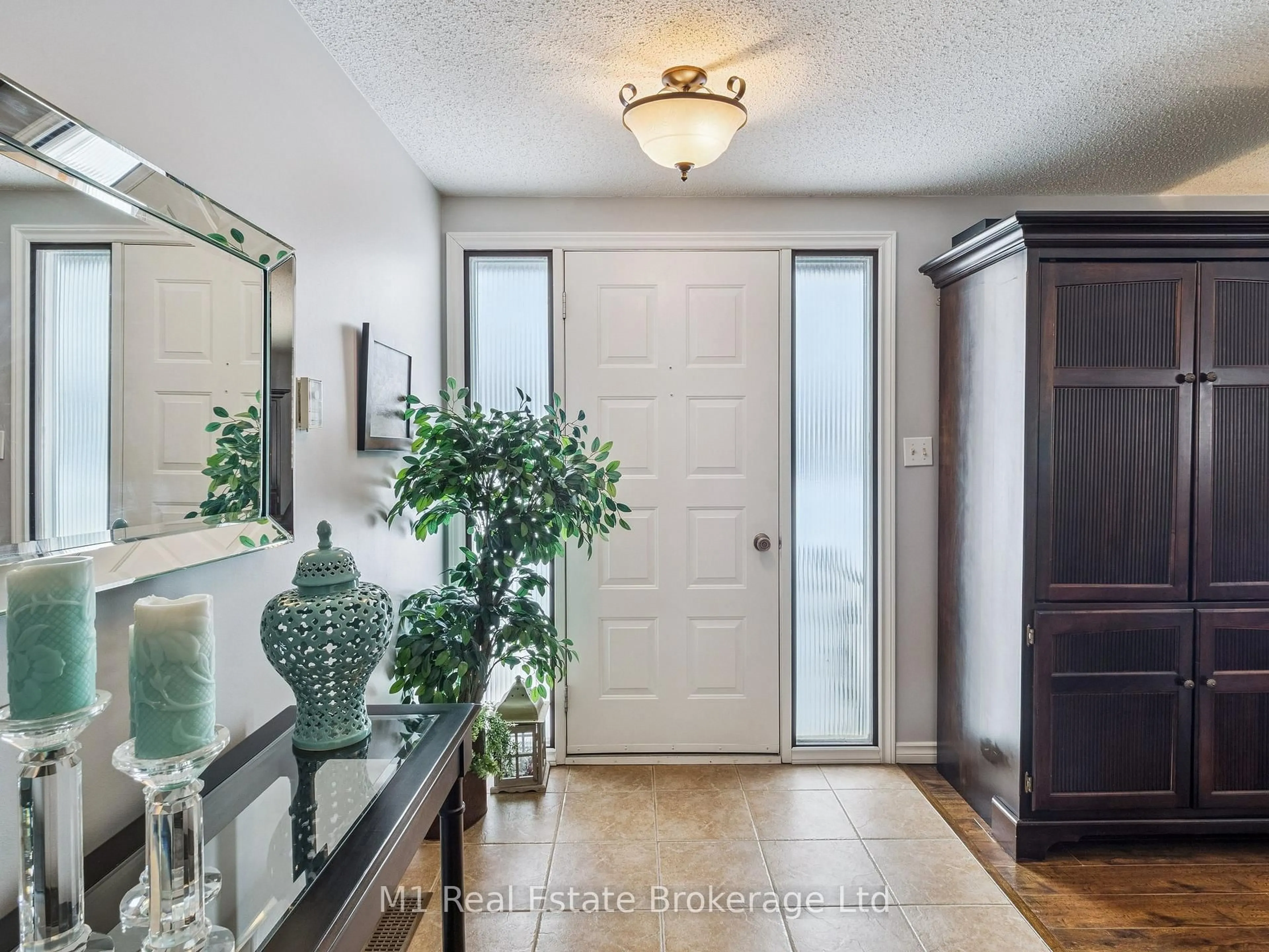 Indoor entryway for 94 Tamarack Dr, Oro-Medonte Ontario L0L 1T0