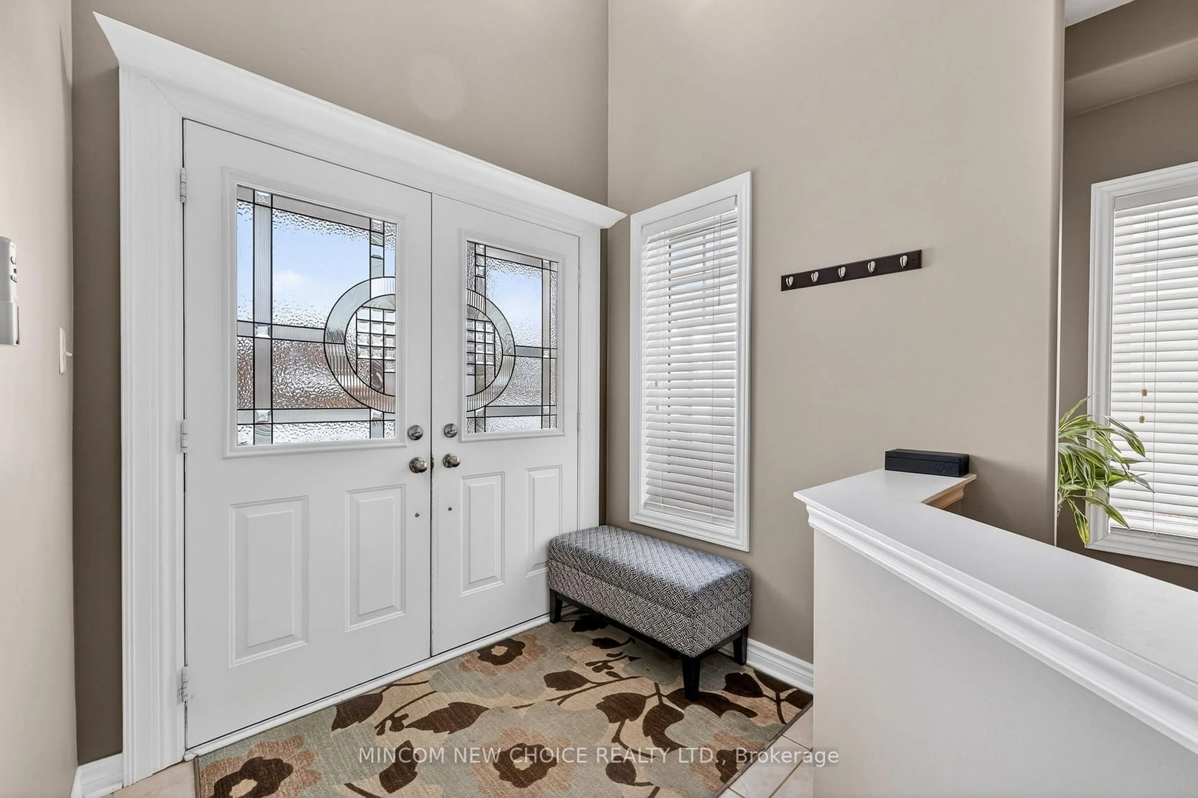 Indoor entryway for 37 Westminster Circ, Barrie Ontario L4M 0A4