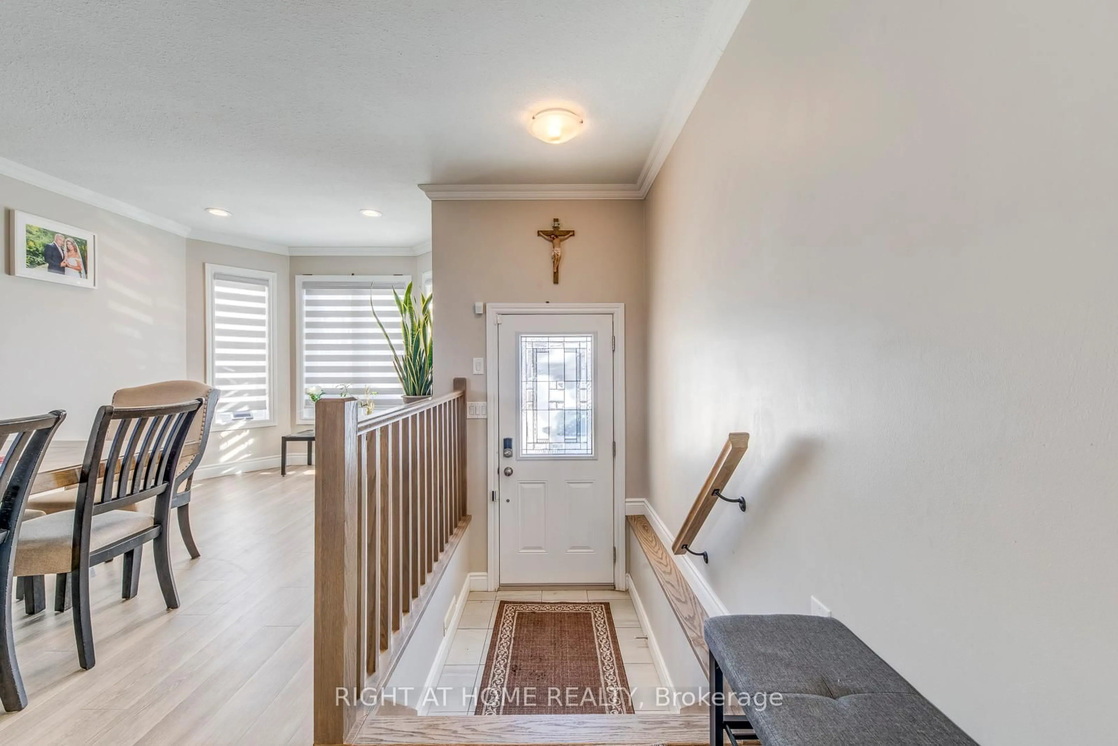 Indoor entryway for 30 BRIGHTON Rd, Barrie Ontario L4M 6S4