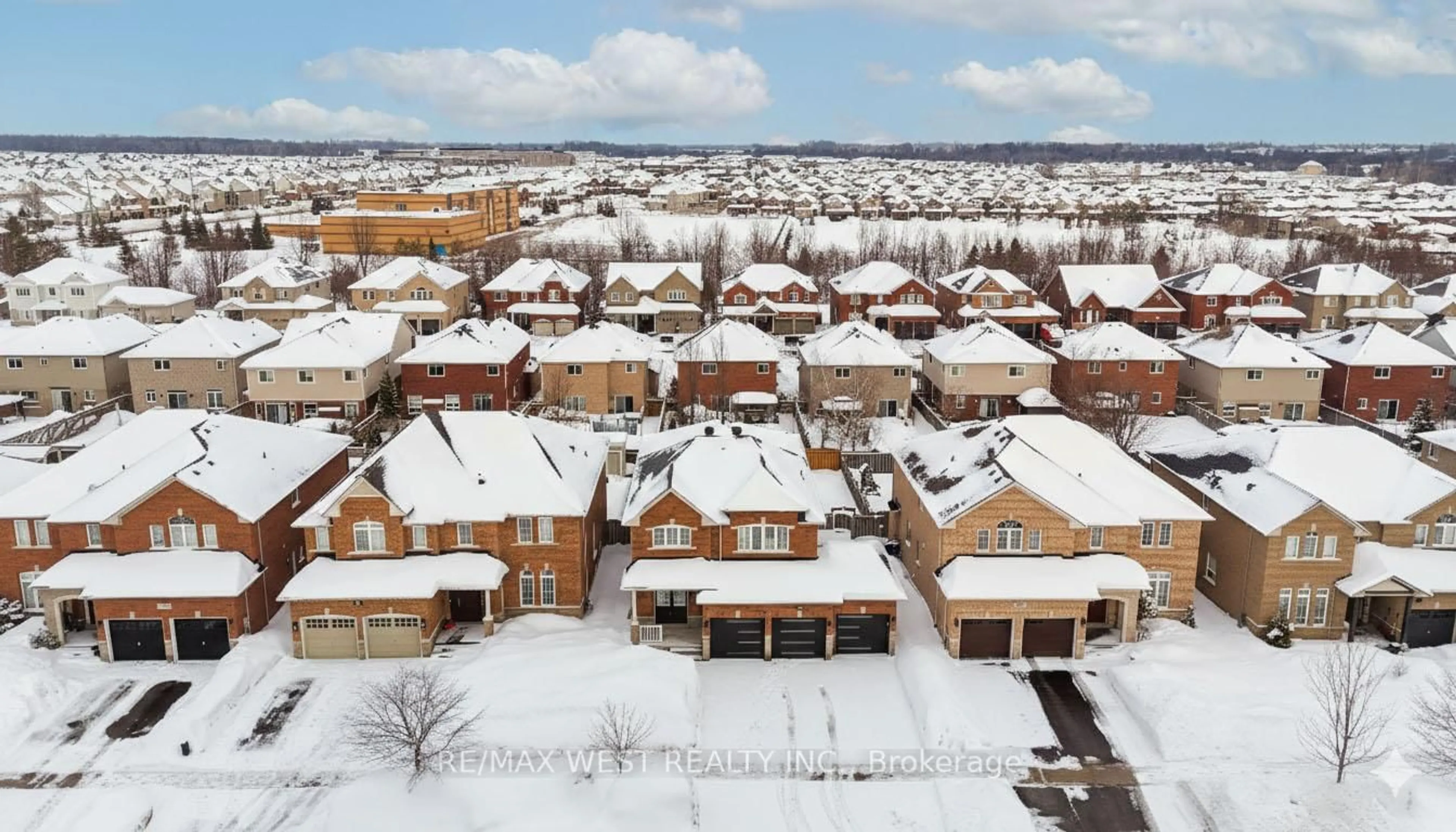 A pic from outside/outdoor area/front of a property/back of a property/a pic from drone, unknown for 146 Sandringham Dr, Barrie Ontario L4M 0C9