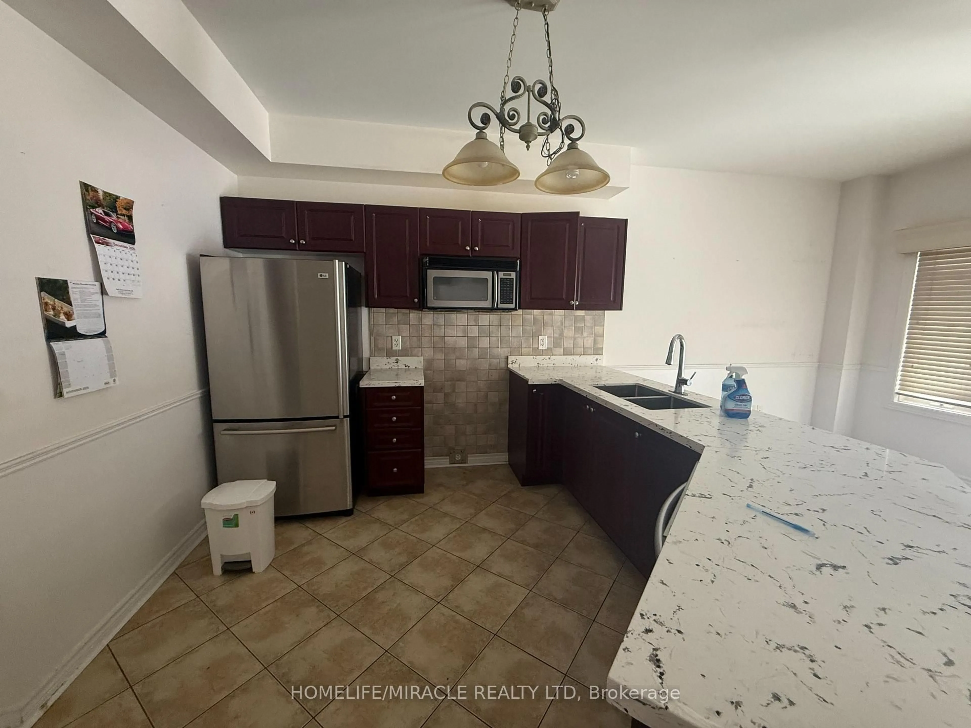 Standard kitchen, ceramic/tile floor for 7 Black Ash Tr, Barrie Ontario L4N 3K2