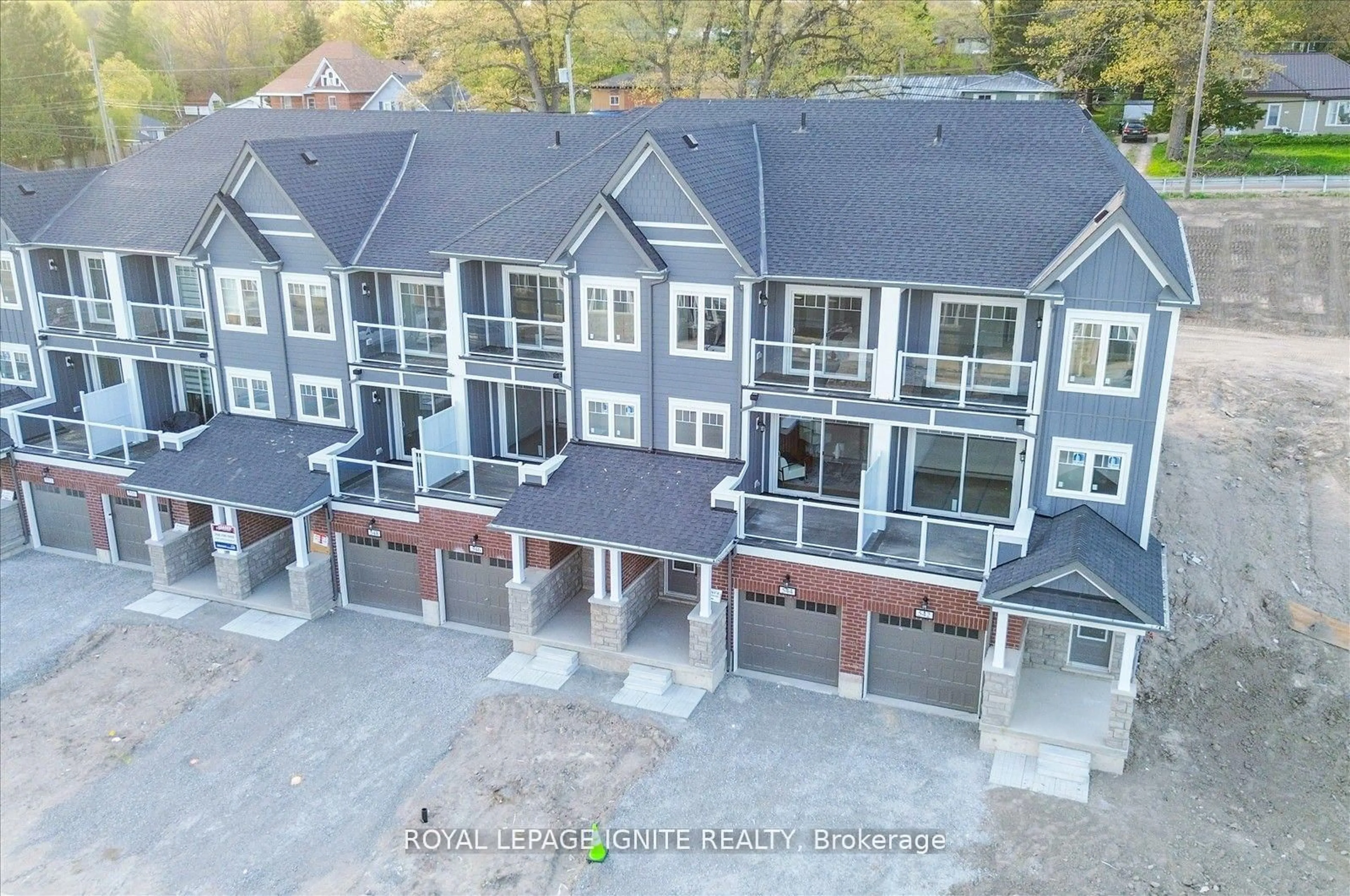 A pic from outside/outdoor area/front of a property/back of a property/a pic from drone, unknown for 544 Hudson Cres, Midland Ontario L4R 0J2