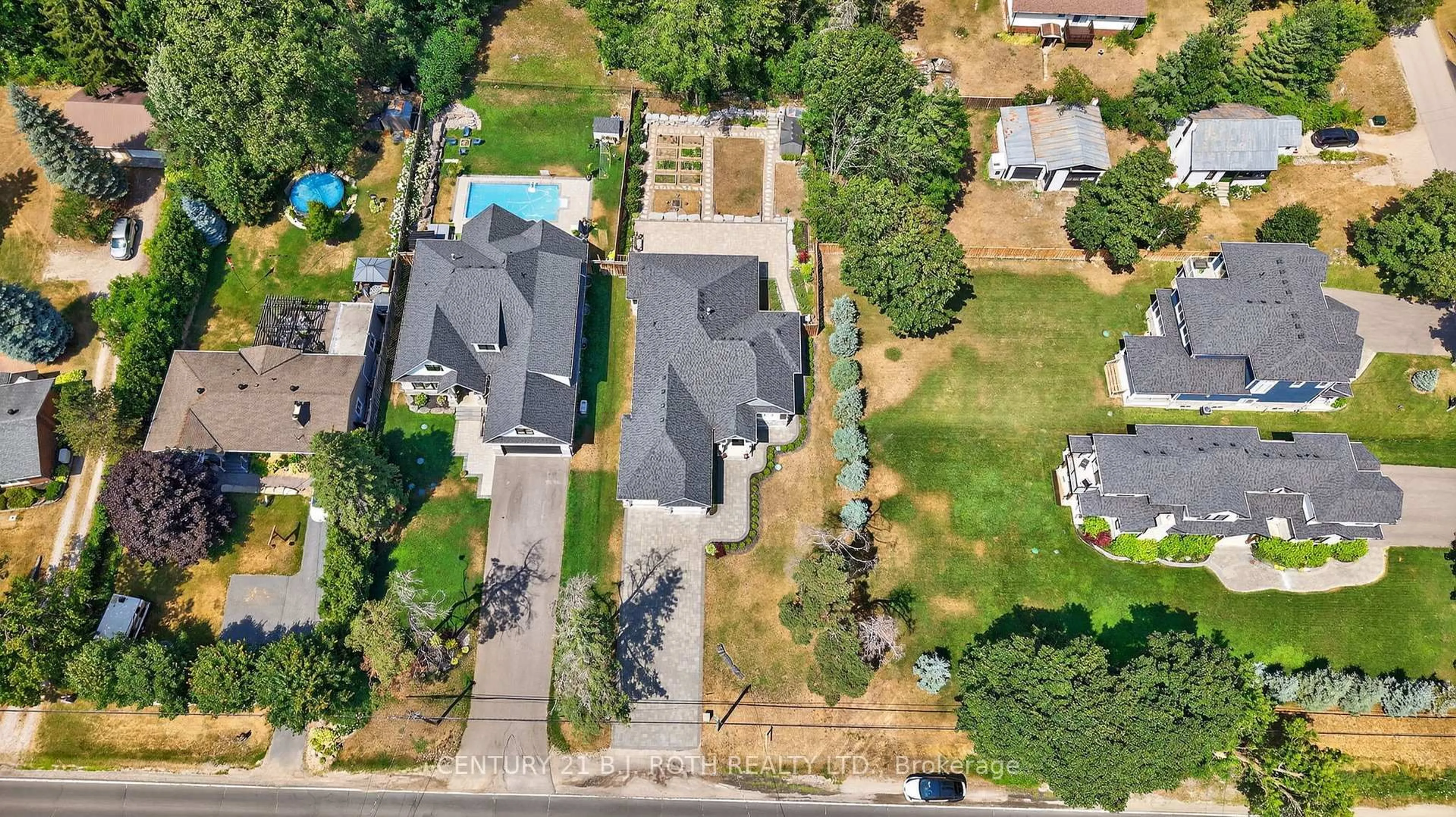 A pic from outside/outdoor area/front of a property/back of a property/a pic from drone, street for 300 Shanty Bay Rd, Oro-Medonte Ontario L4M 1E6