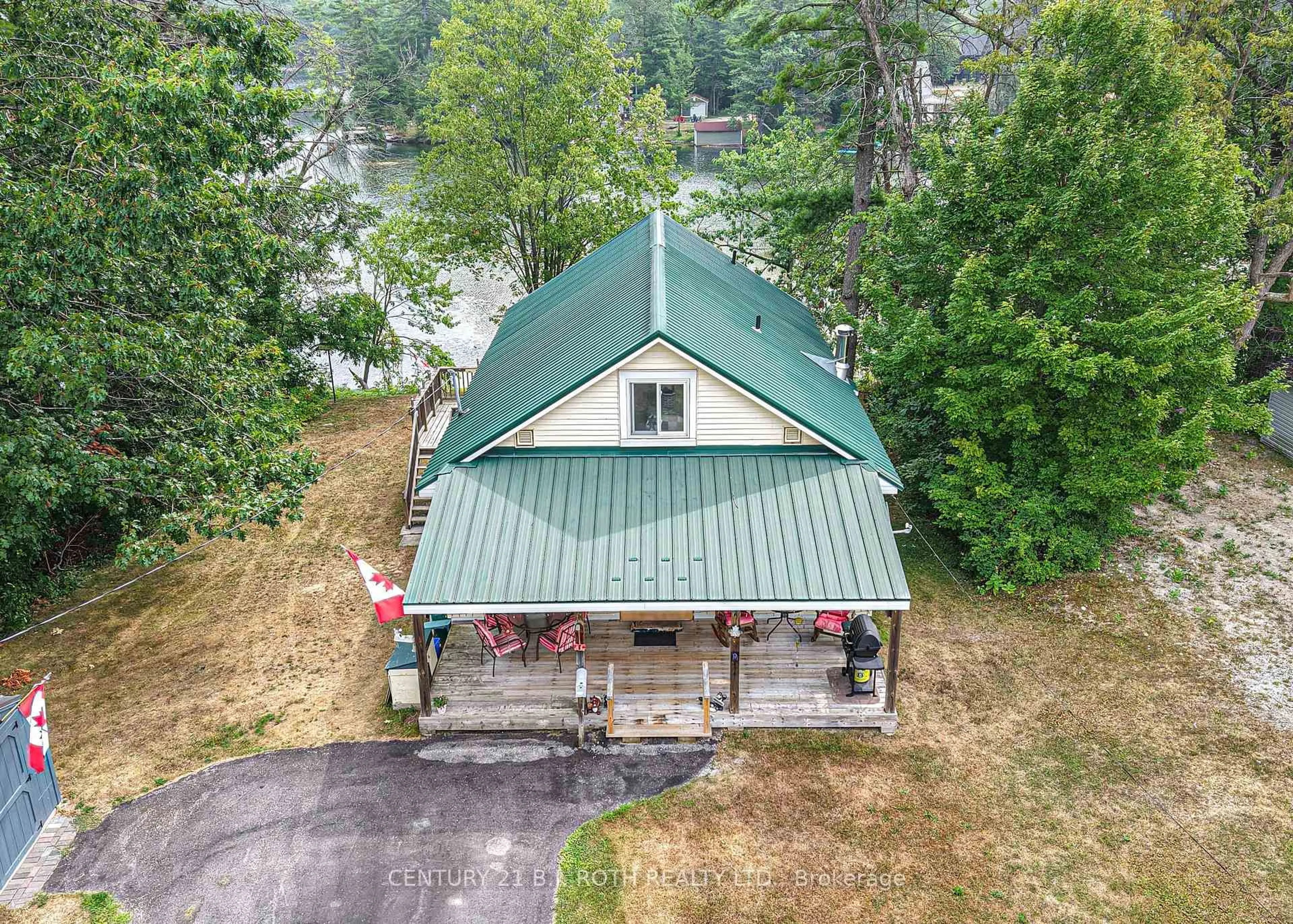 A pic from outside/outdoor area/front of a property/back of a property/a pic from drone, unknown for 3297 Muskoka St, Severn Ontario L0K 2B0