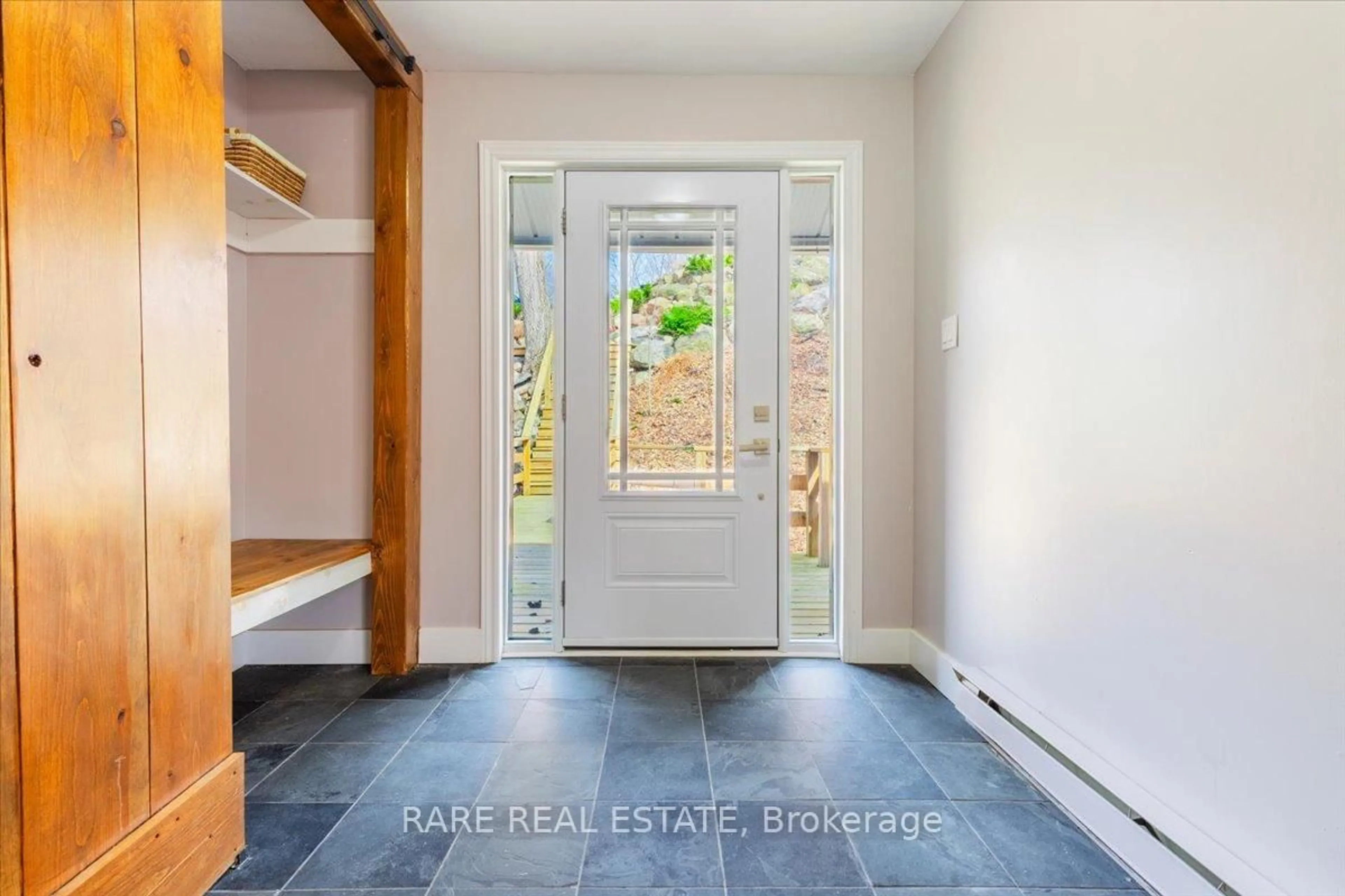 Indoor entryway for 32 Oneida Ave, Oro-Medonte Ontario L0K 1E0