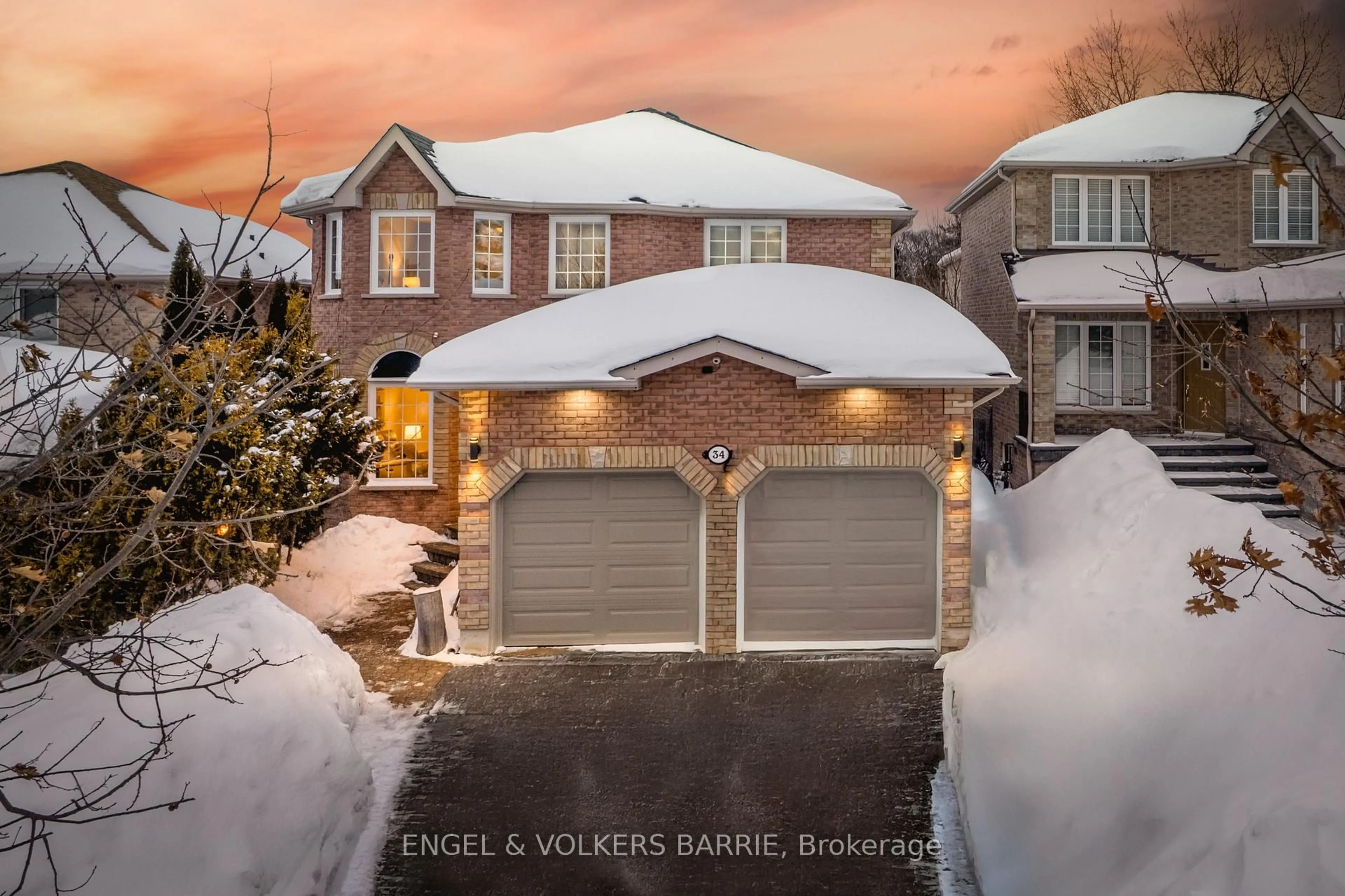 A pic from outside/outdoor area/front of a property/back of a property/a pic from drone, street for 34 Bell St, Barrie Ontario L4N 0J2