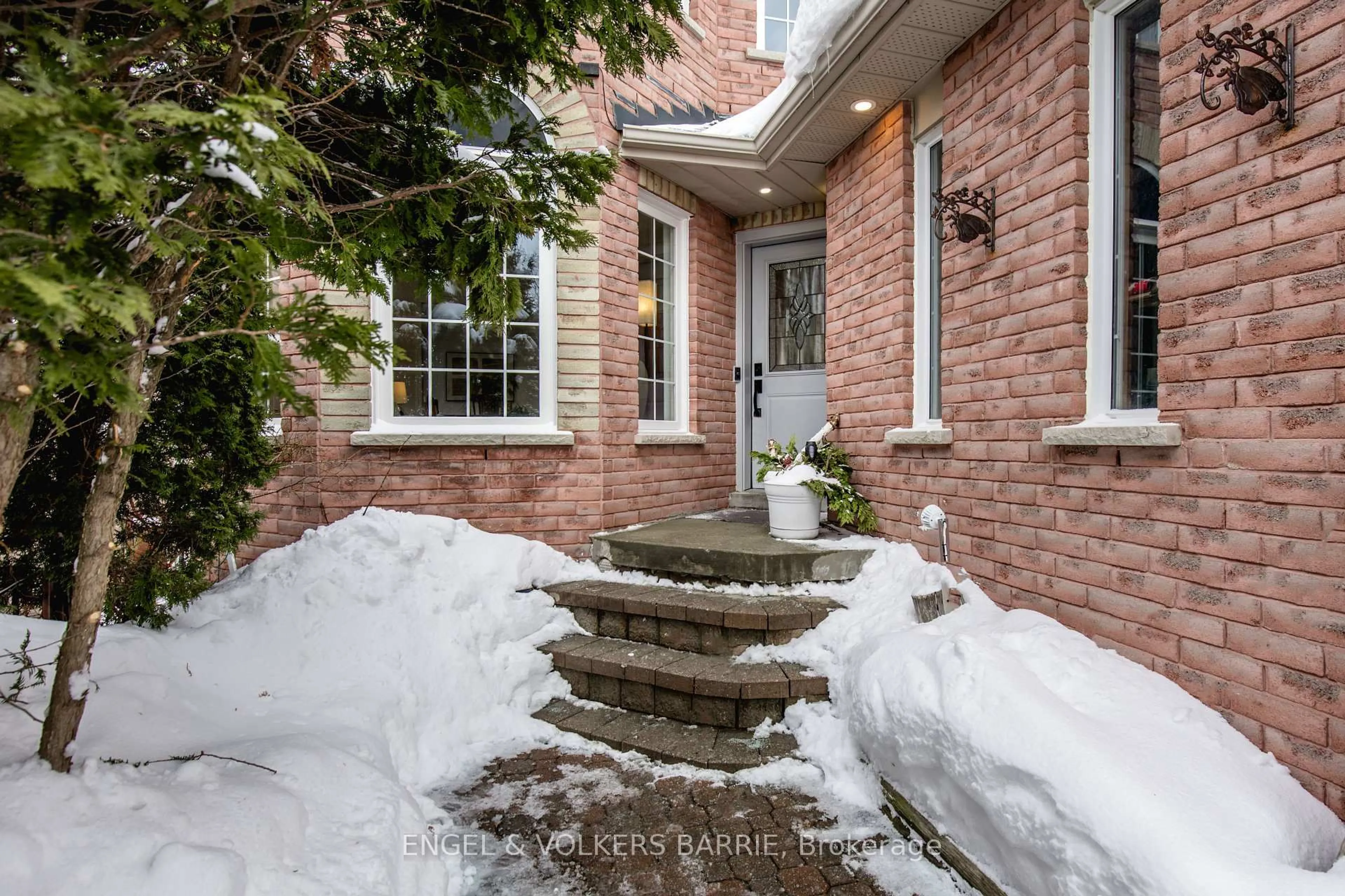 Unknown for 34 Bell St, Barrie Ontario L4N 0J2