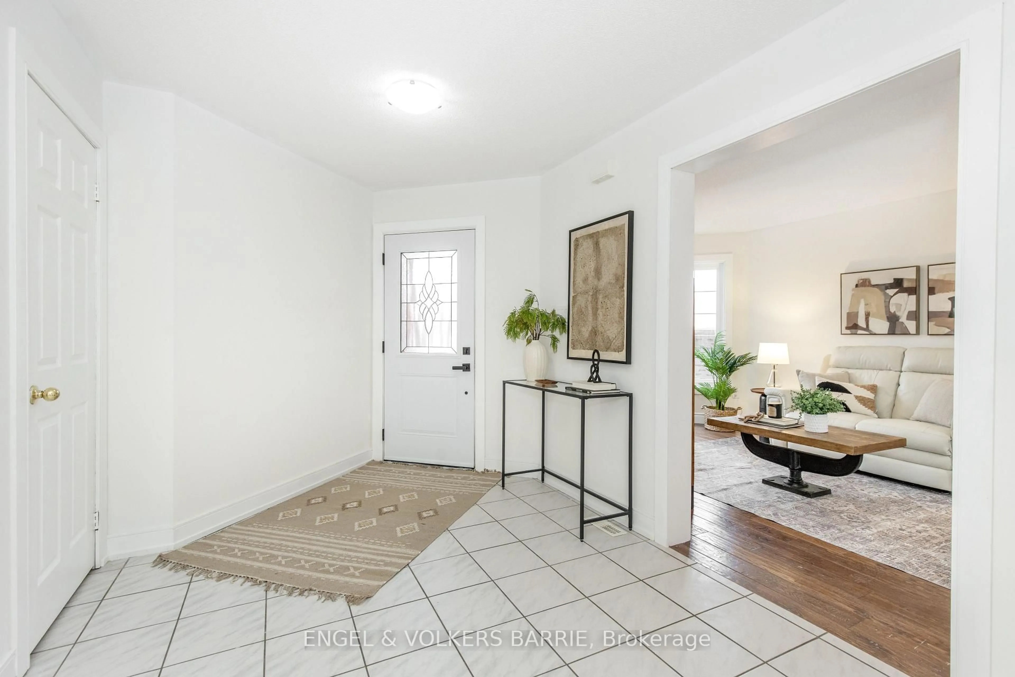 Indoor entryway for 34 Bell St, Barrie Ontario L4N 0J2