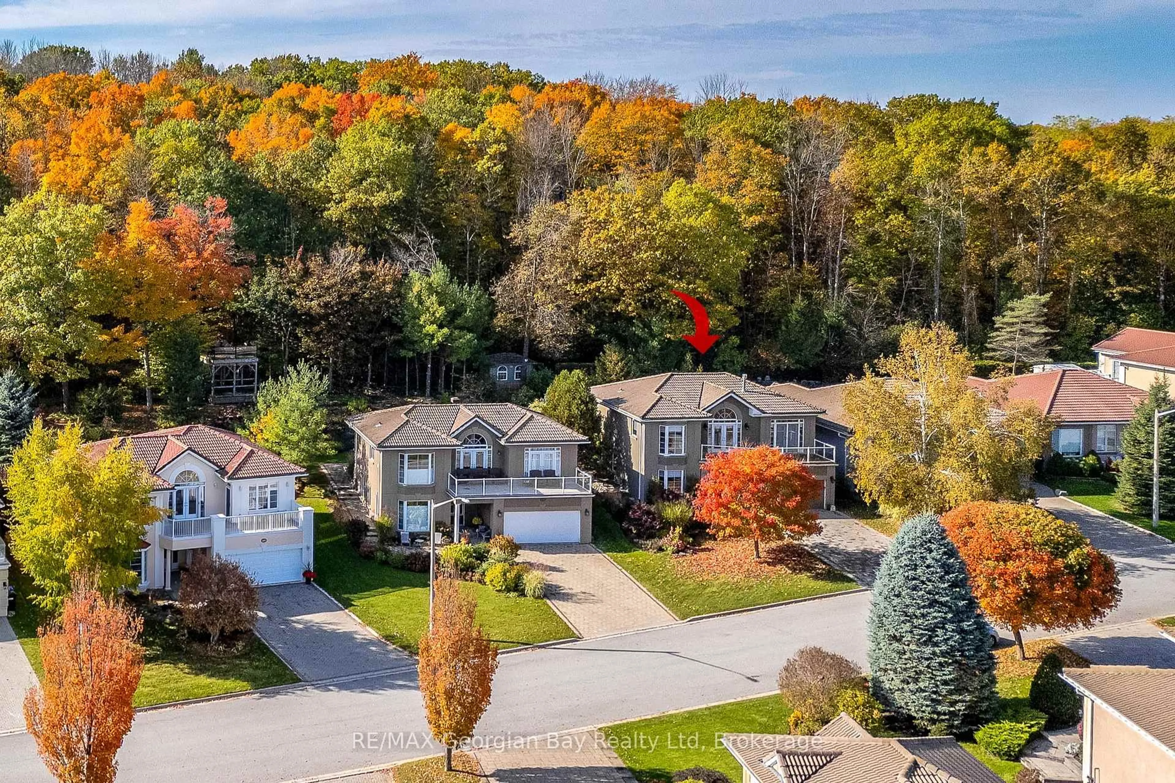 A pic from outside/outdoor area/front of a property/back of a property/a pic from drone, unknown for 418 Aberdeen Blvd, Midland Ontario L4R 5L8