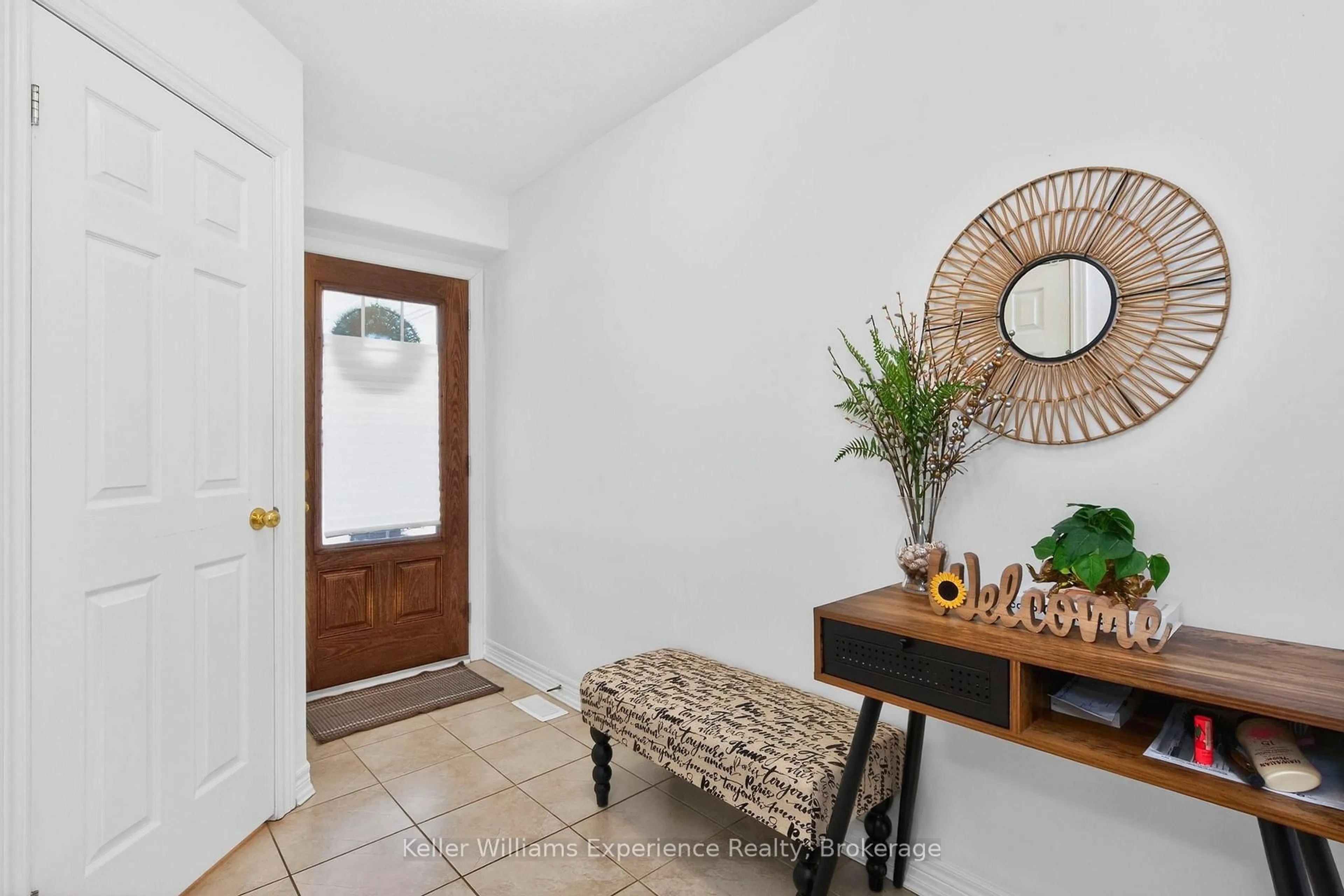 Indoor entryway for 995 Cook Dr, Midland Ontario L4R 0E4