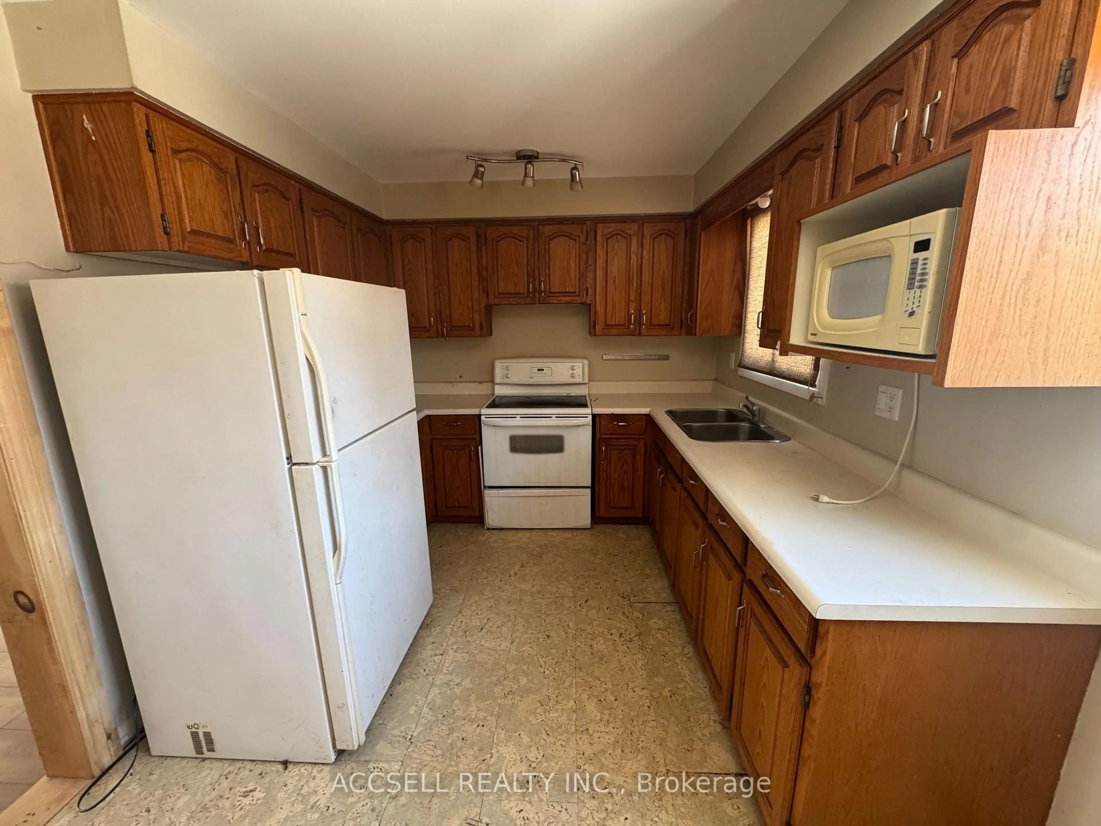 Standard kitchen, unknown for 187 TORONTO St, Barrie Ontario L4N 1V7