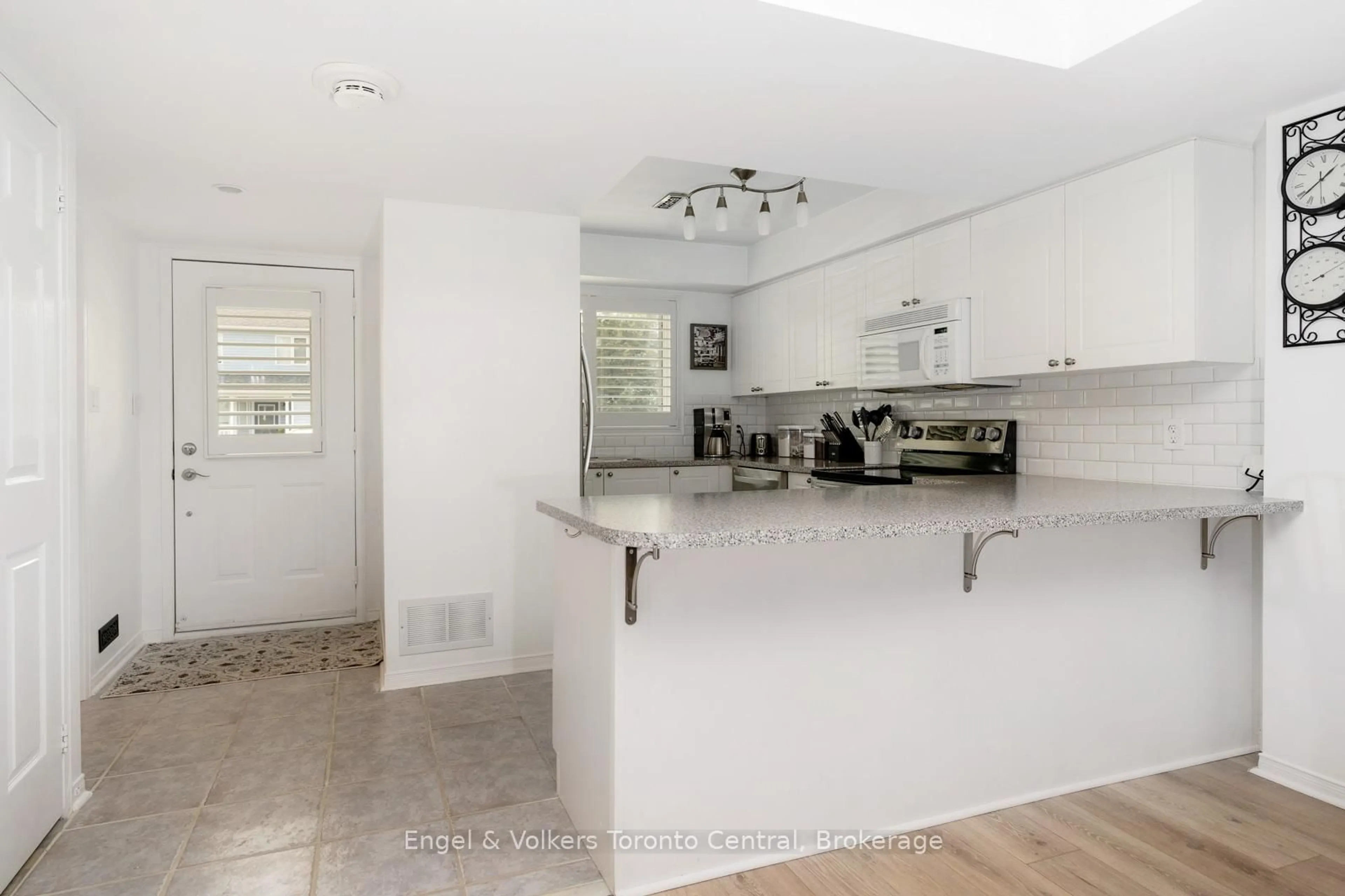 Open concept kitchen, unknown for 11 Sundial Crt #11, Collingwood Ontario L9Y 5E5