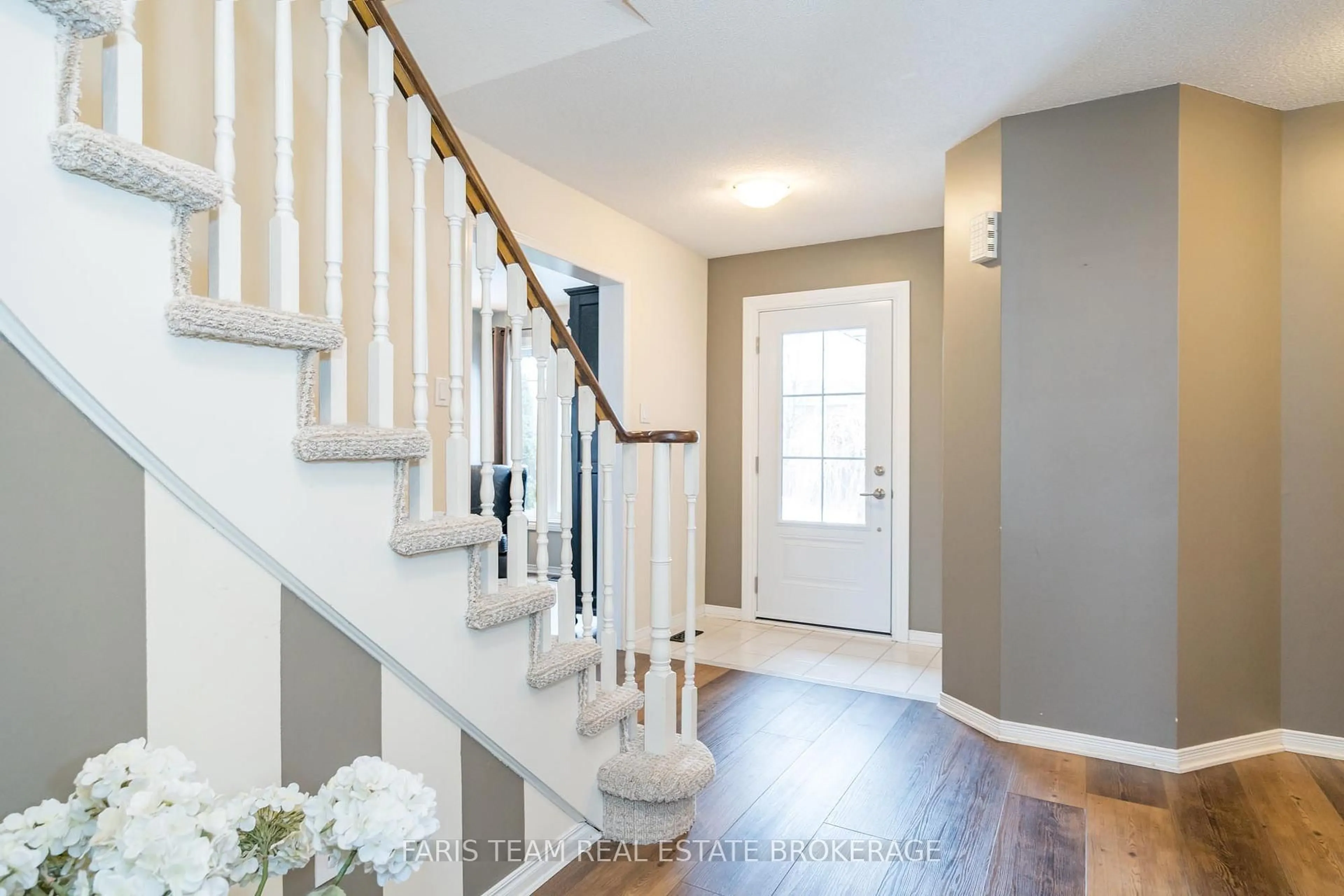Indoor entryway for 31 Etherington Cres, Barrie Ontario L4N 7T2