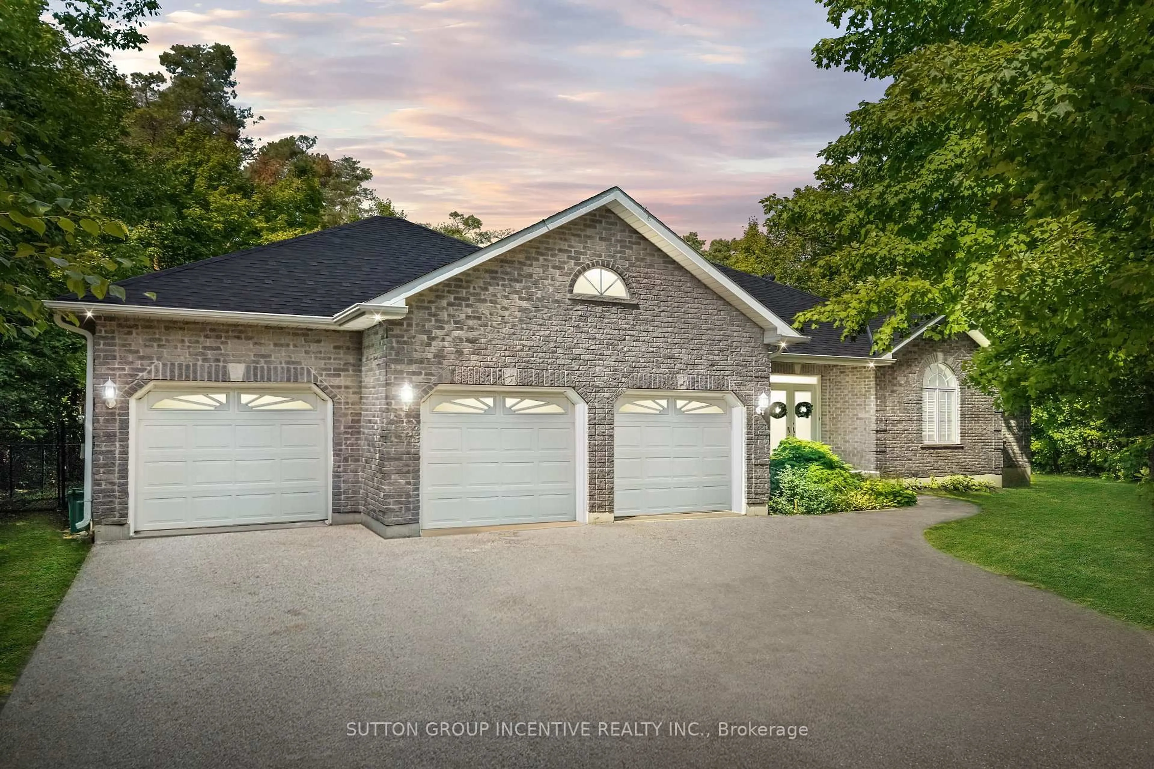 Indoor garage for 1882 Providence Lane, Severn Ontario L3V 6H2