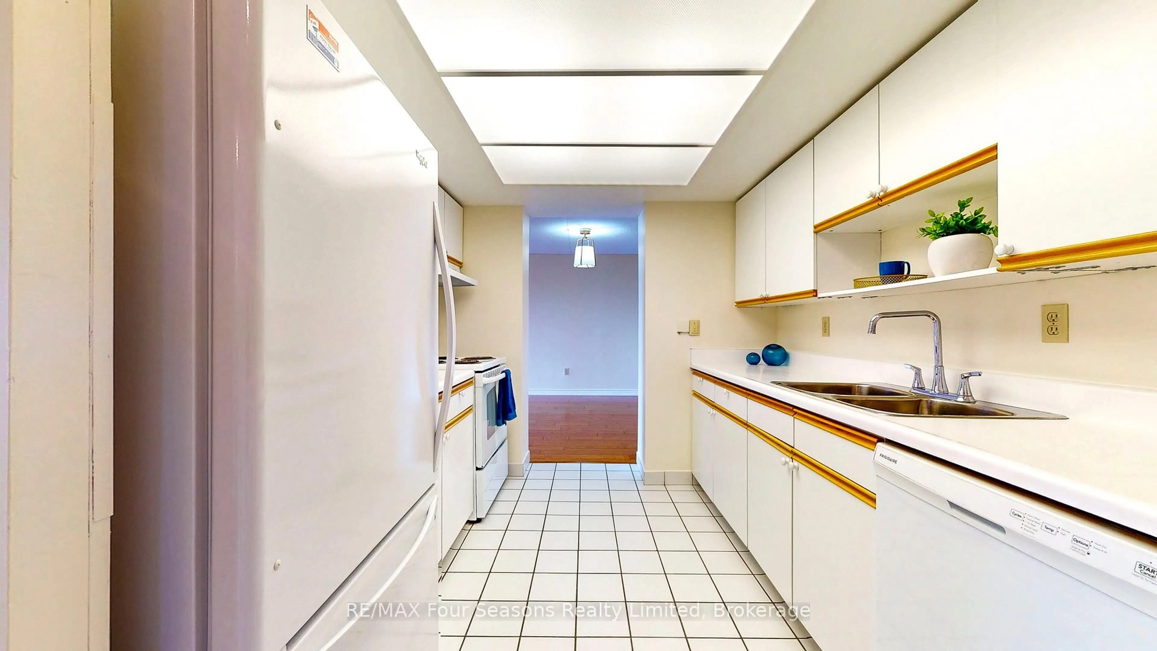 Standard kitchen, ceramic/tile floor for 172 Eighth St #409, Collingwood Ontario L9Y 4T2