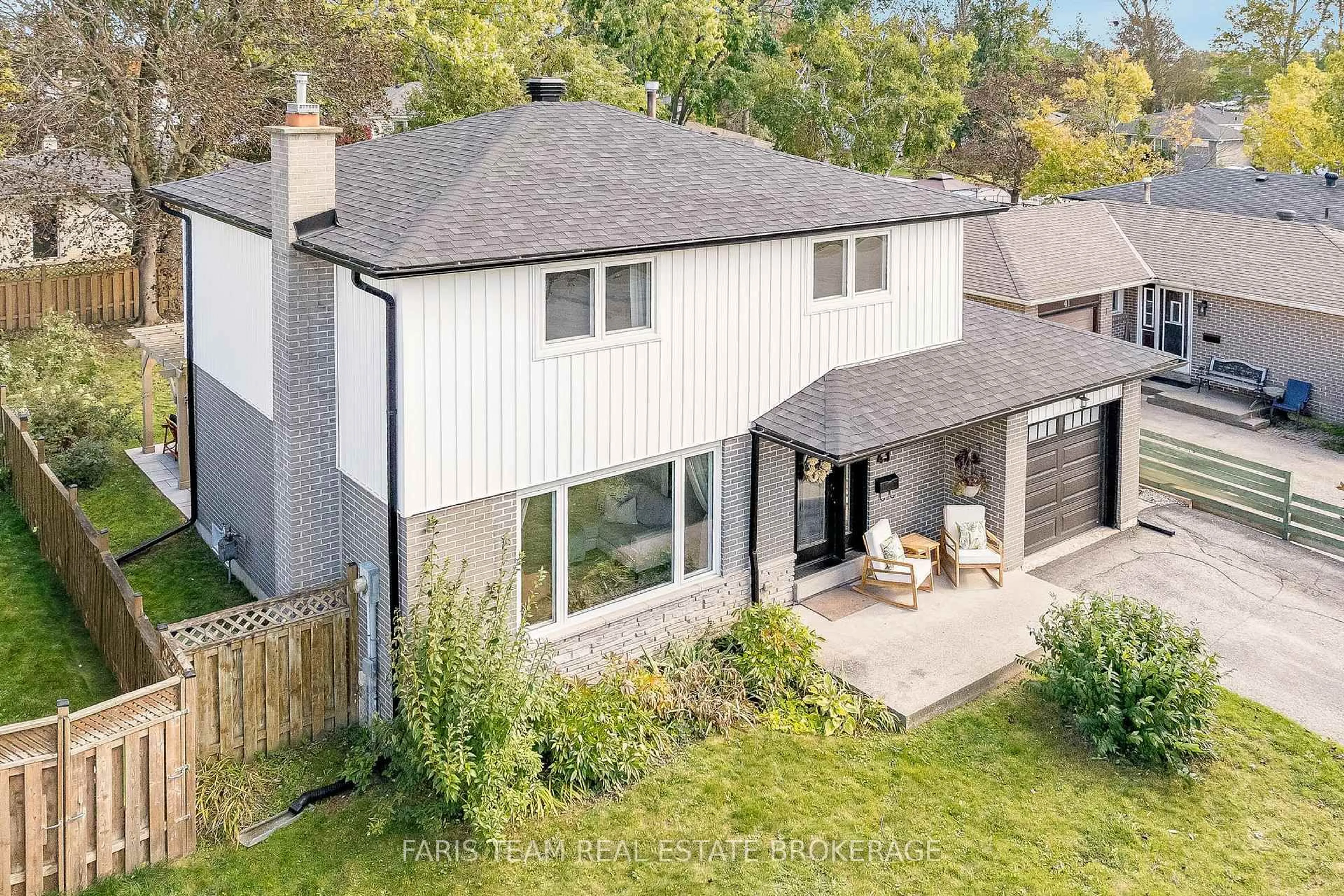 A pic from outside/outdoor area/front of a property/back of a property/a pic from drone, unknown for 43 Jeffrey St, Barrie Ontario L4M 4L4