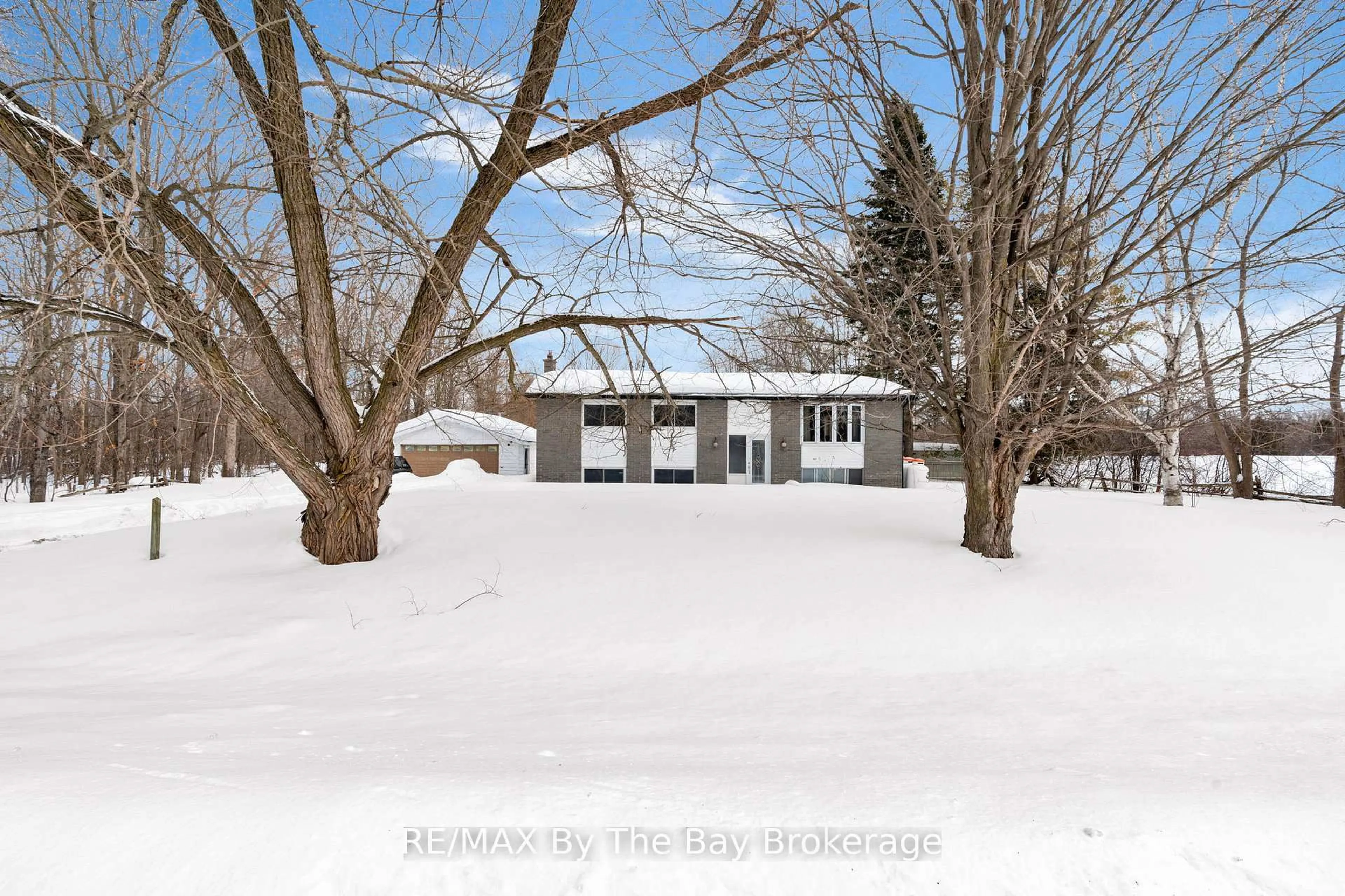 A pic from outside/outdoor area/front of a property/back of a property/a pic from drone, street for 1781 Klondike Park Rd, Wasaga Beach Ontario L9Z 2W8