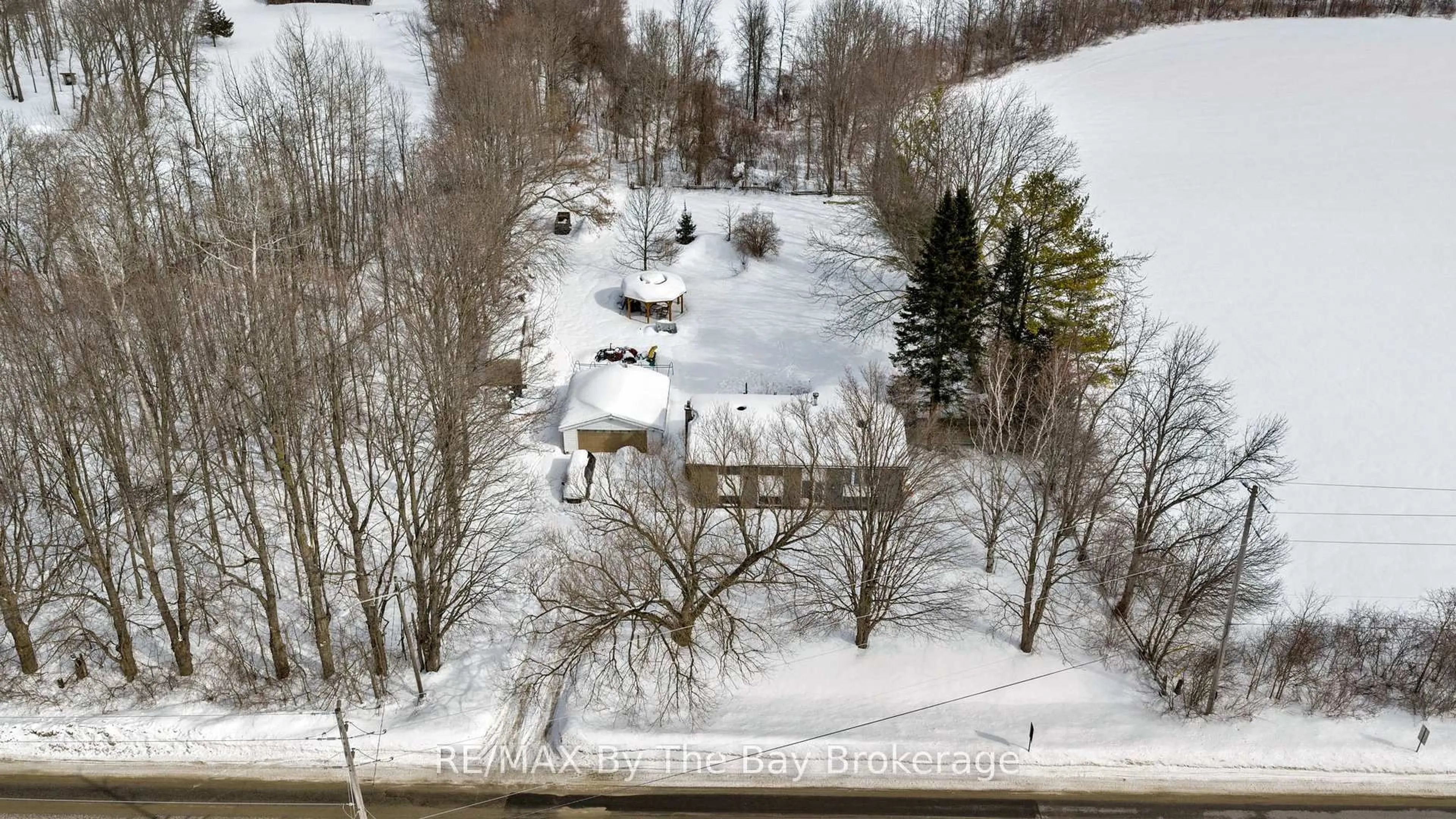 A pic from outside/outdoor area/front of a property/back of a property/a pic from drone, water/lake/river/ocean view for 1781 Klondike Park Rd, Wasaga Beach Ontario L9Z 2W8