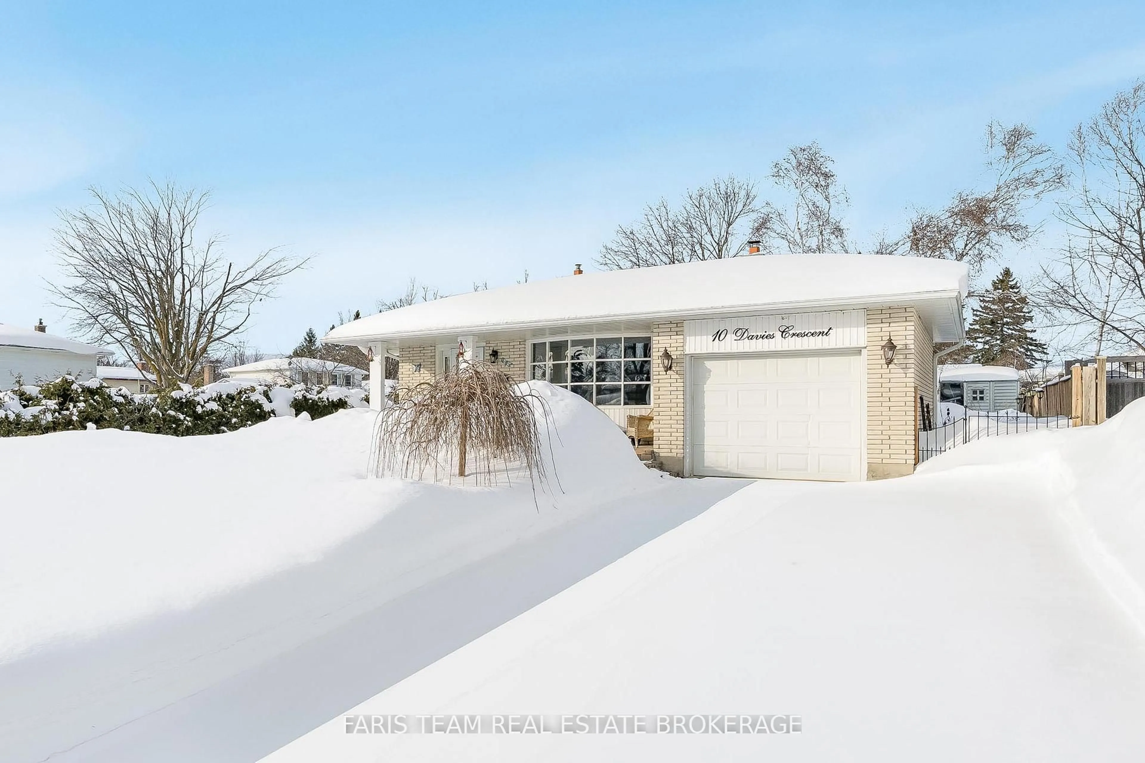 A pic from outside/outdoor area/front of a property/back of a property/a pic from drone, street for 10 Davies Cres, Barrie Ontario L4M 2M3