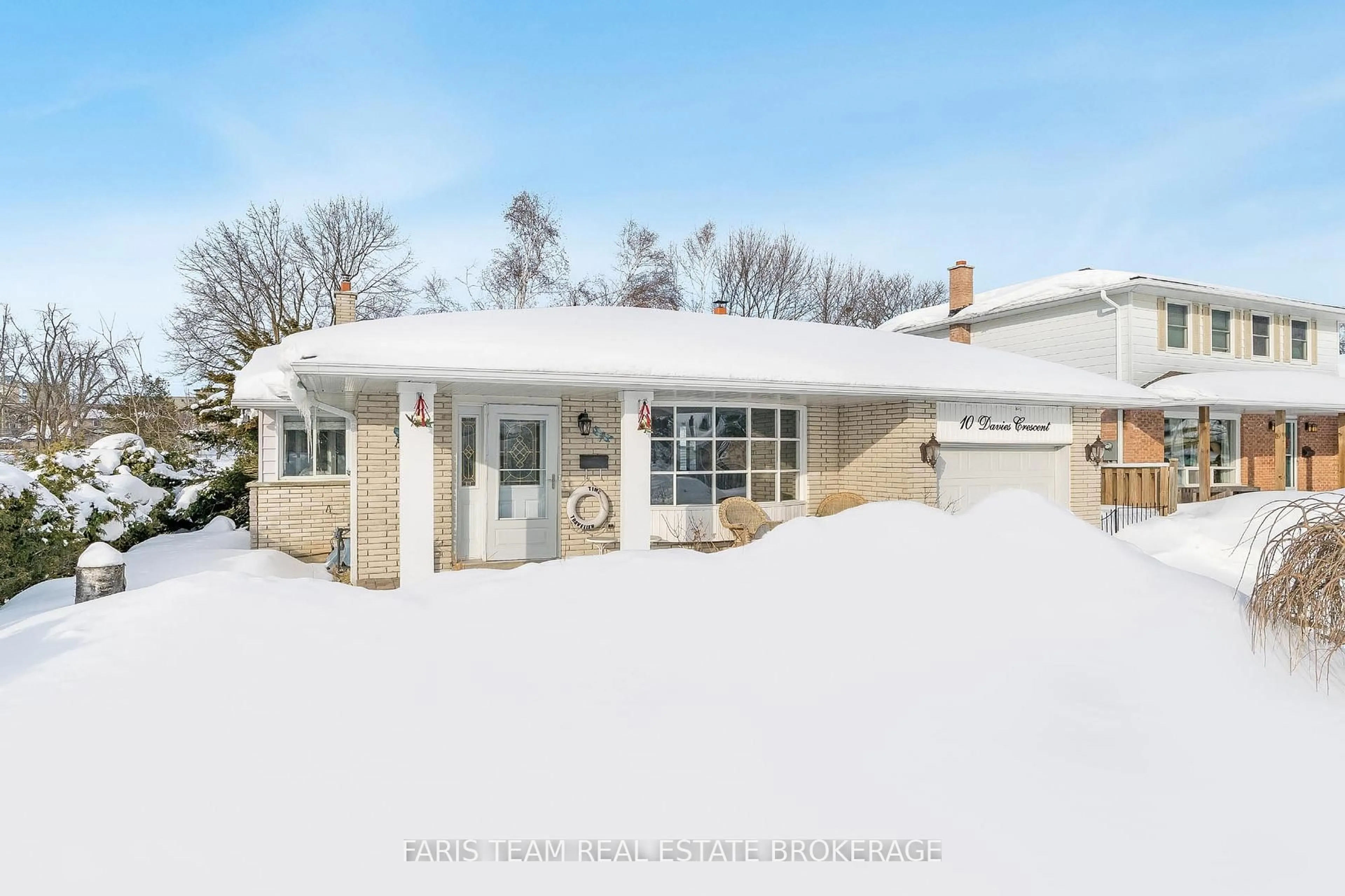 A pic from outside/outdoor area/front of a property/back of a property/a pic from drone, street for 10 Davies Cres, Barrie Ontario L4M 2M3