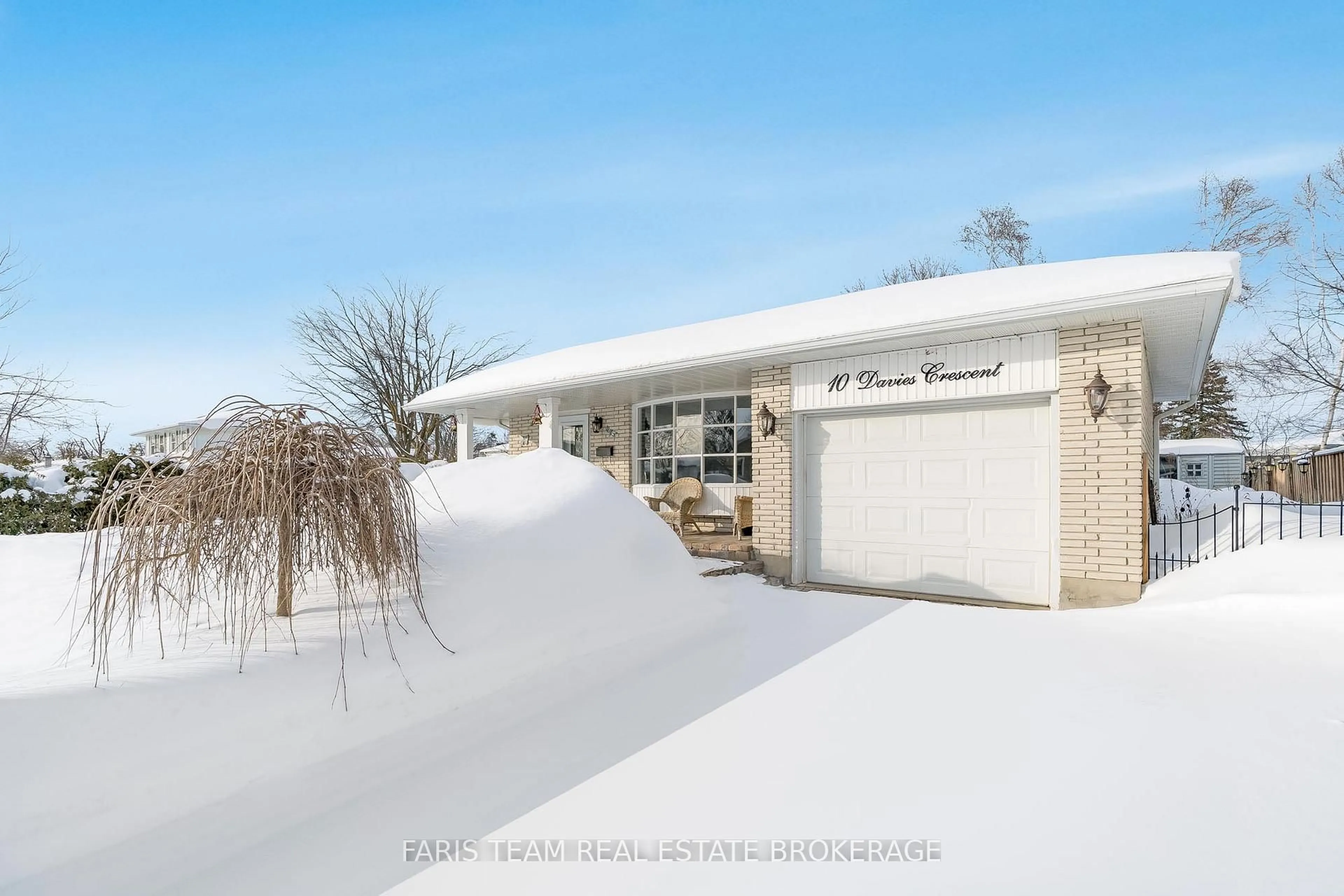 Unknown for 10 Davies Cres, Barrie Ontario L4M 2M3