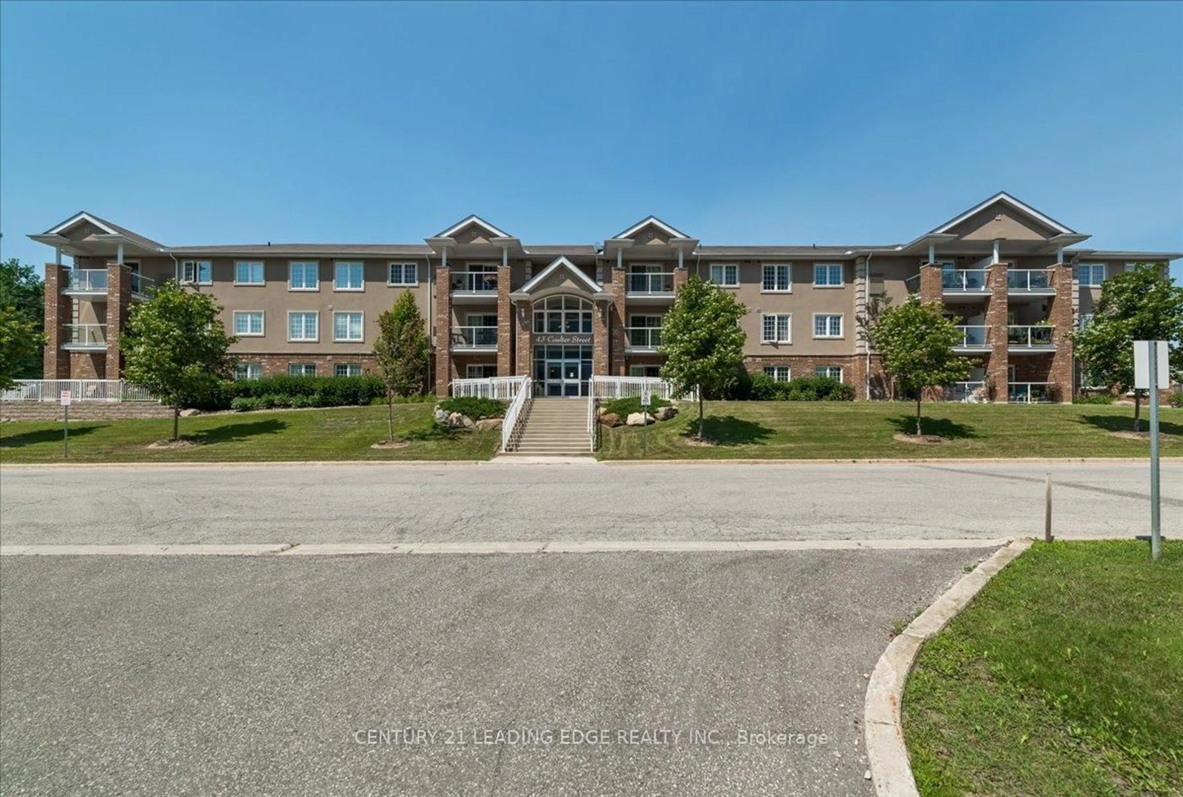 A pic from outside/outdoor area/front of a property/back of a property/a pic from drone, building for 43 Coulter St #20, Barrie Ontario L4N 6L9