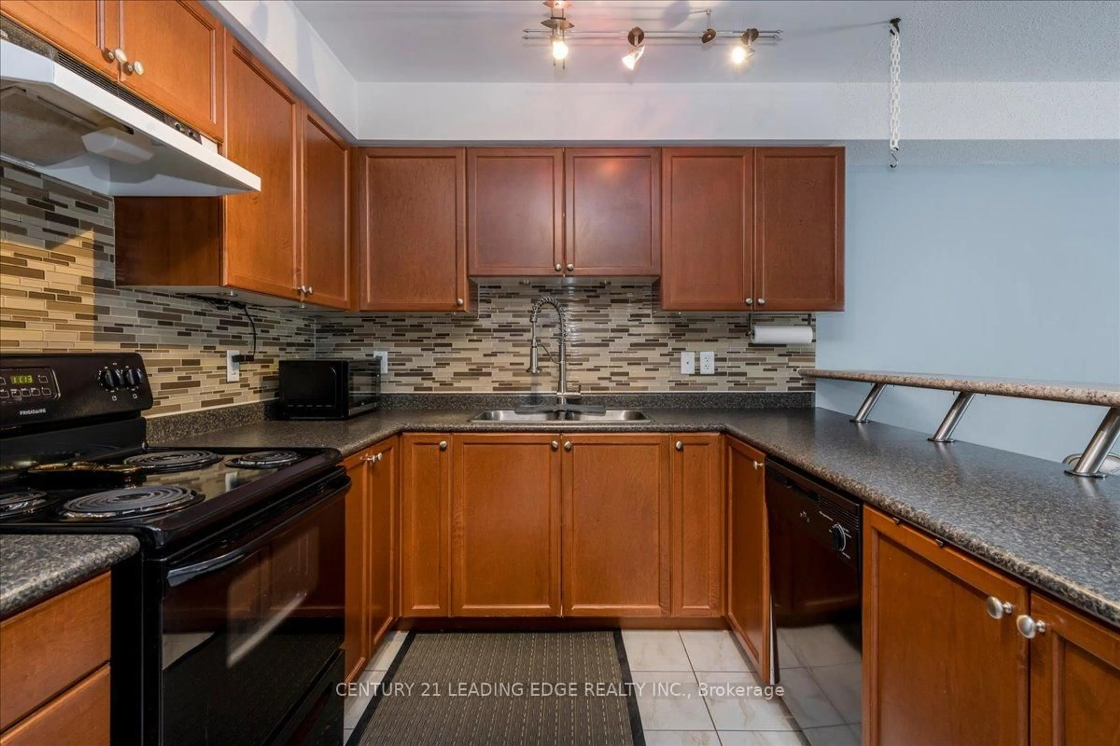 Standard kitchen, unknown for 43 Coulter St #20, Barrie Ontario L4N 6L9