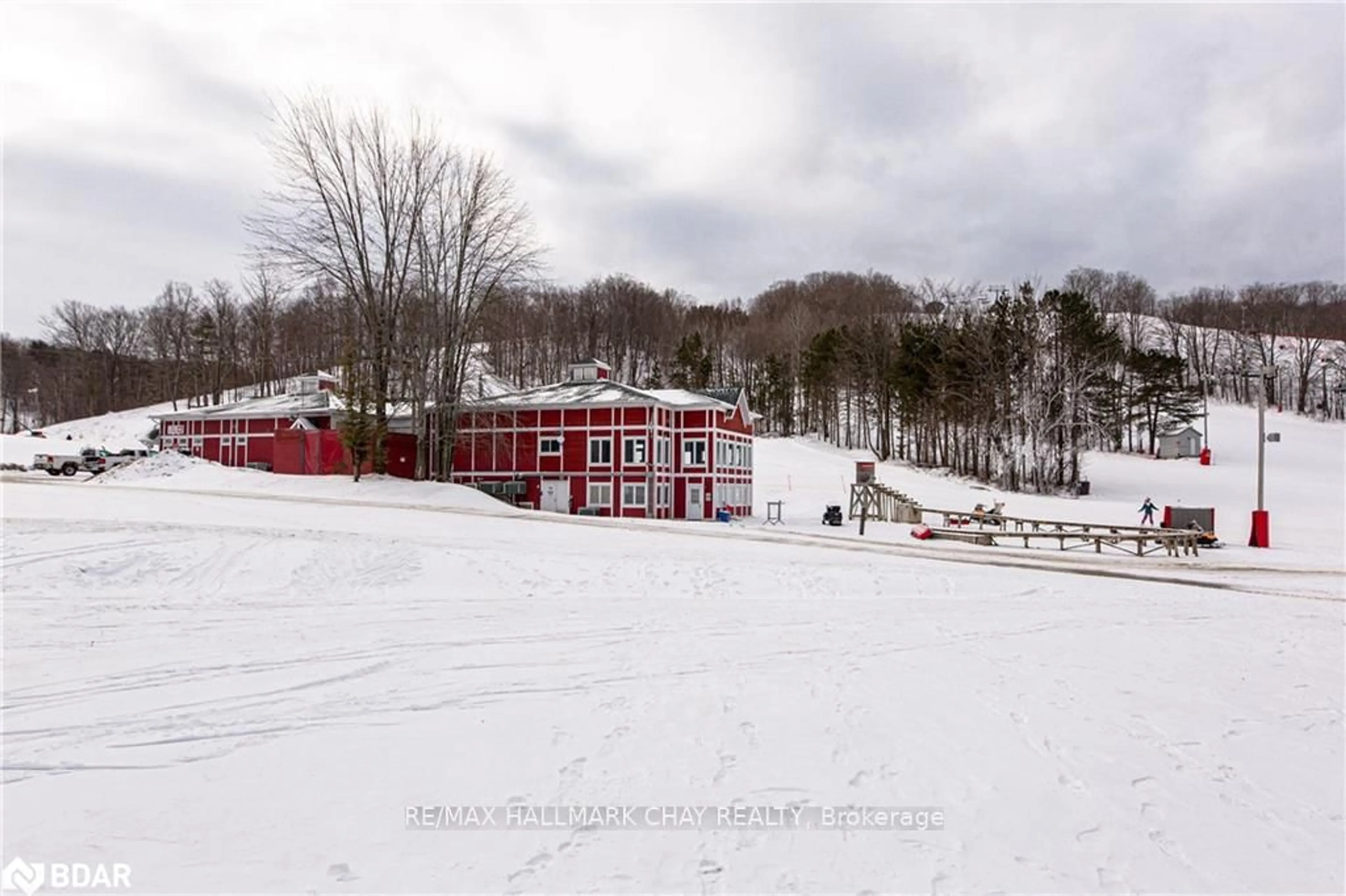 A pic from outside/outdoor area/front of a property/back of a property/a pic from drone, mountain view for 80 Horseshoe Blvd ##G01, Oro-Medonte Ontario L4M 4Y8