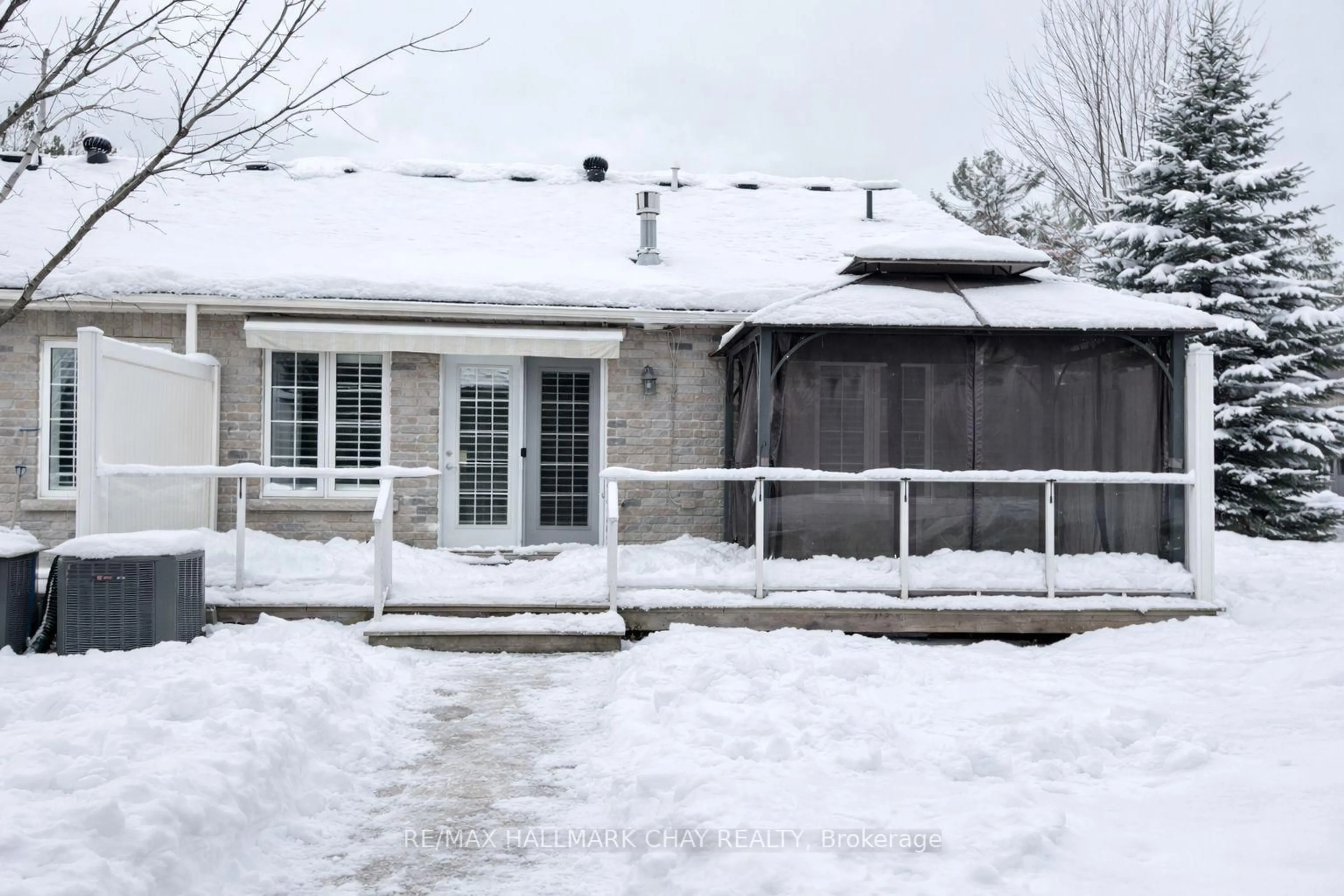 Patio, street for 31 Garden Grove Cres, Wasaga Beach Ontario L9Z 0E6