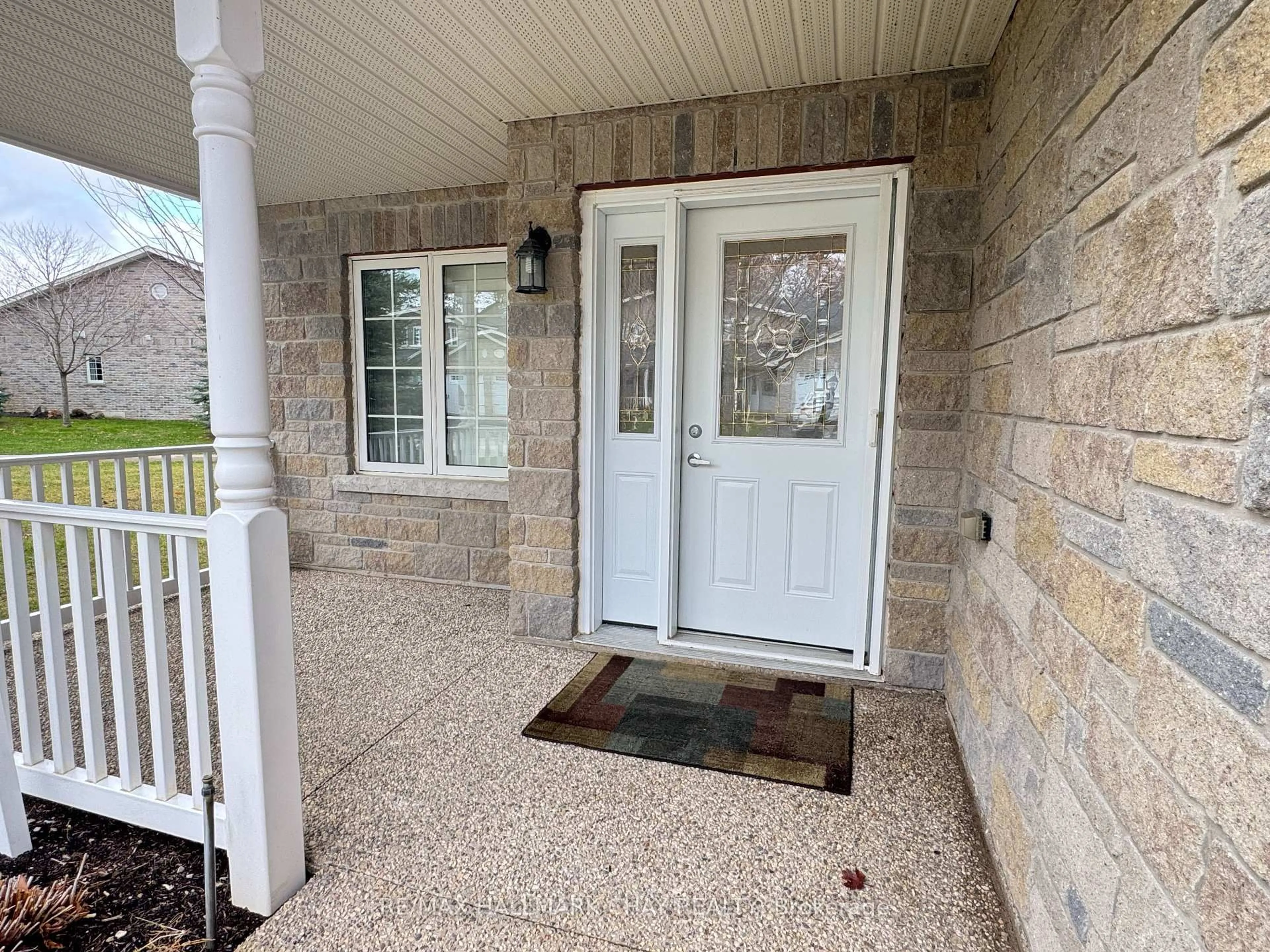 Indoor entryway for 31 Garden Grove Cres, Wasaga Beach Ontario L9Z 0E6