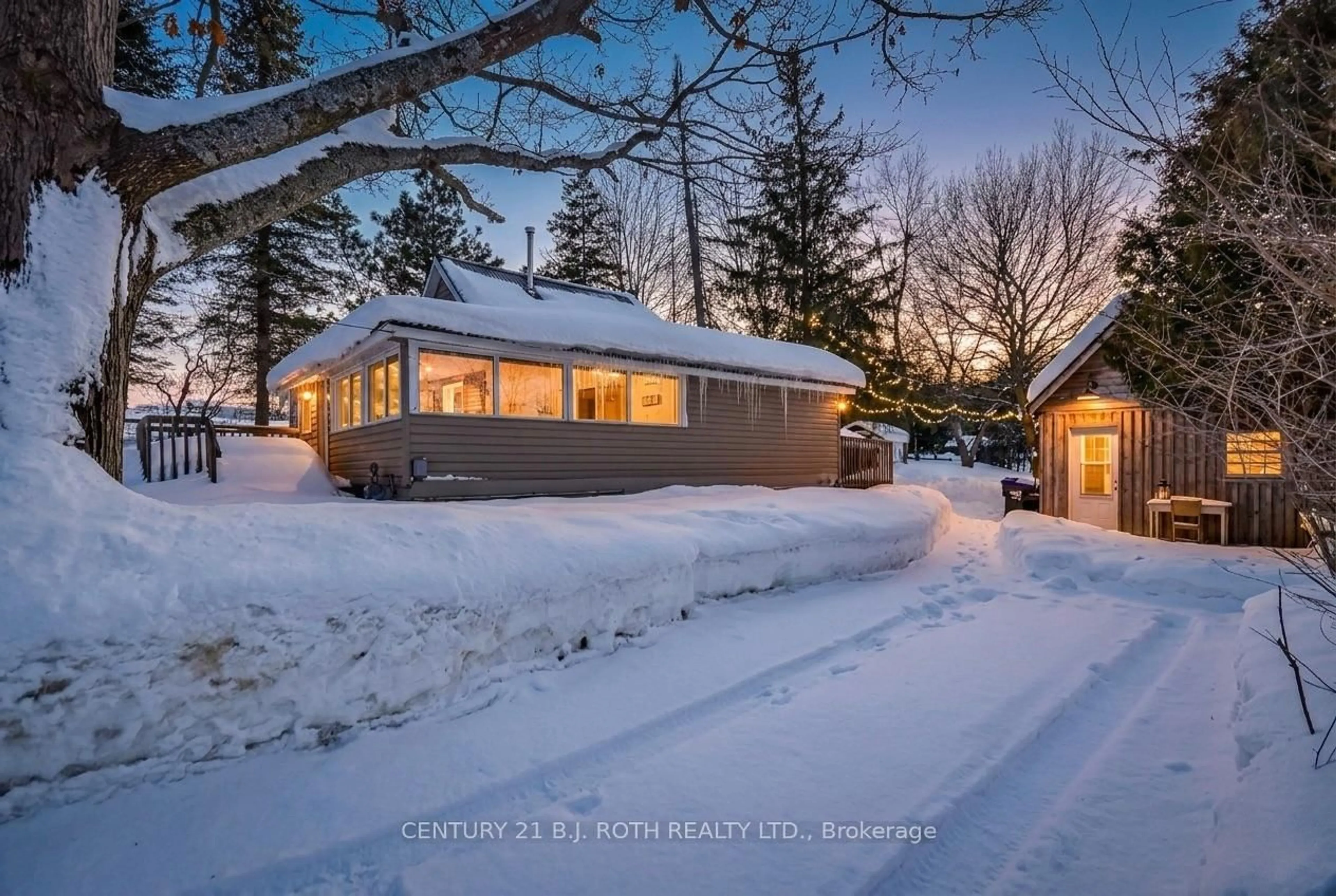 A pic from outside/outdoor area/front of a property/back of a property/a pic from drone, street for 112 Ouida St, Tay Ontario L0K 2C0