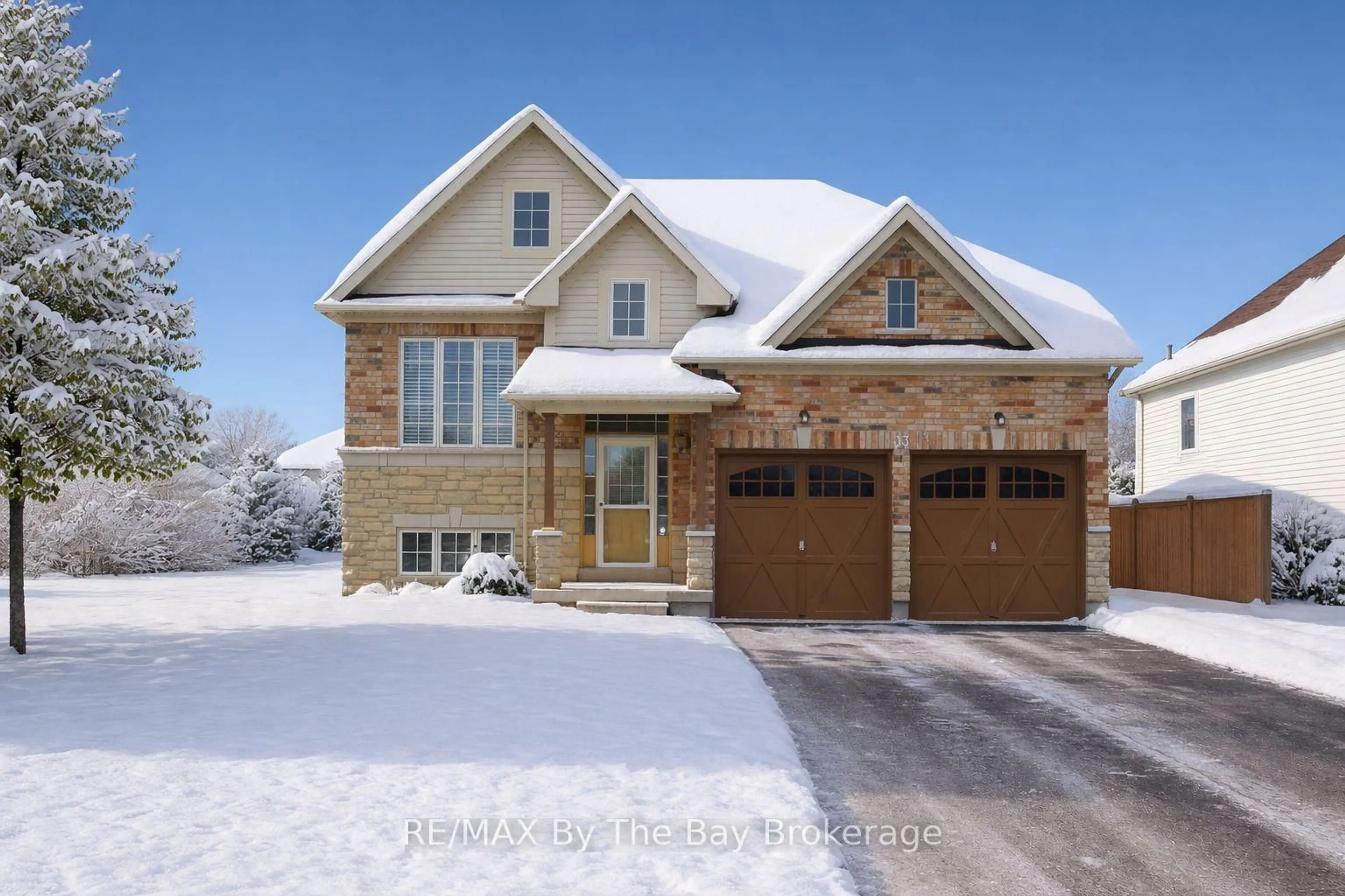 Home with brick exterior material, street for 33 Tanager Cres, Wasaga Beach Ontario L9Z 0B2