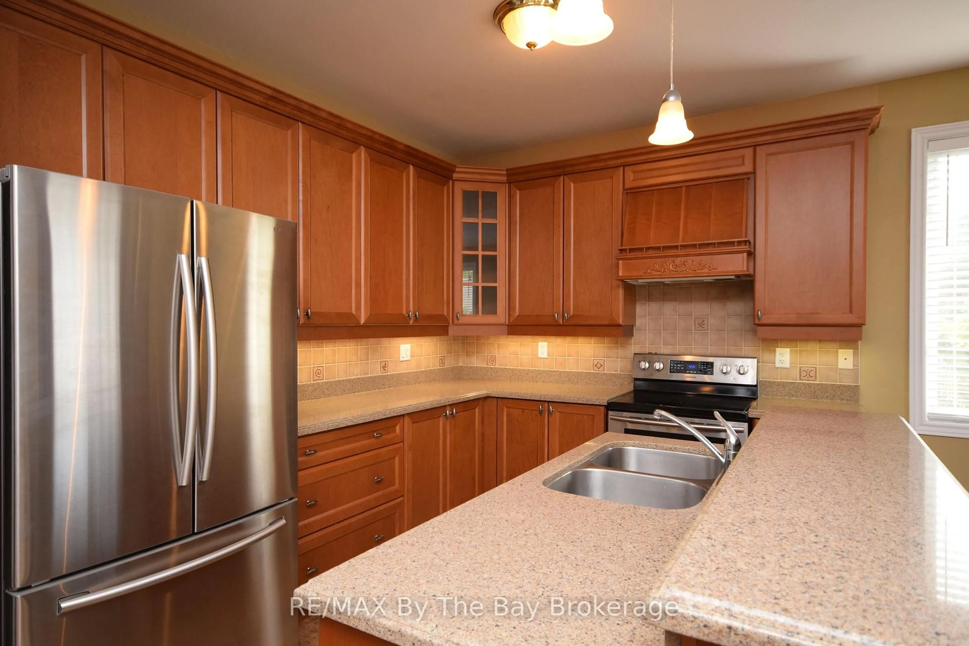 Standard kitchen, unknown for 33 Tanager Cres, Wasaga Beach Ontario L9Z 0B2