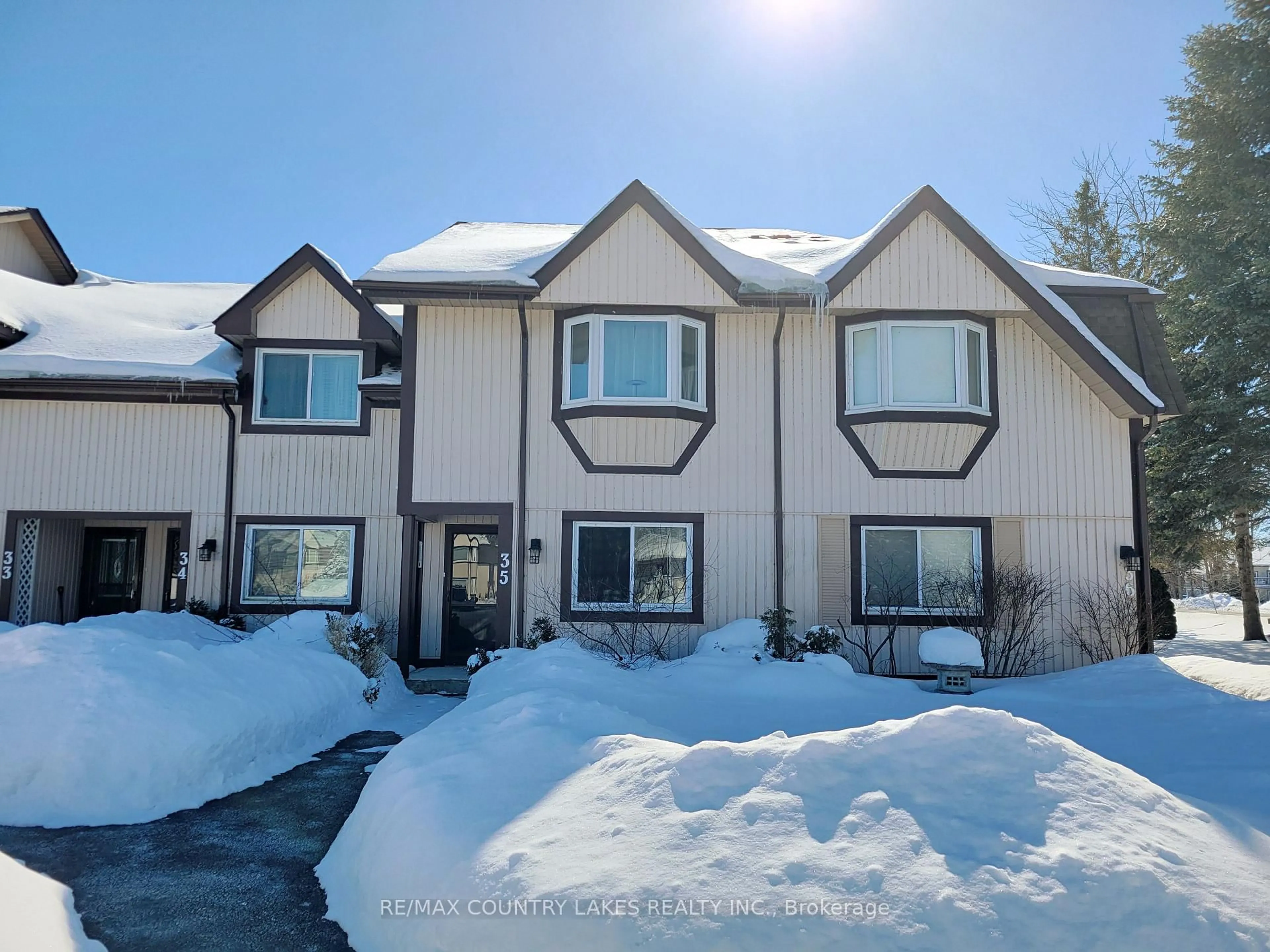 A pic from outside/outdoor area/front of a property/back of a property/a pic from drone, unknown for 21 Laguna Pkwy #35, Ramara Ontario L0K 1B0