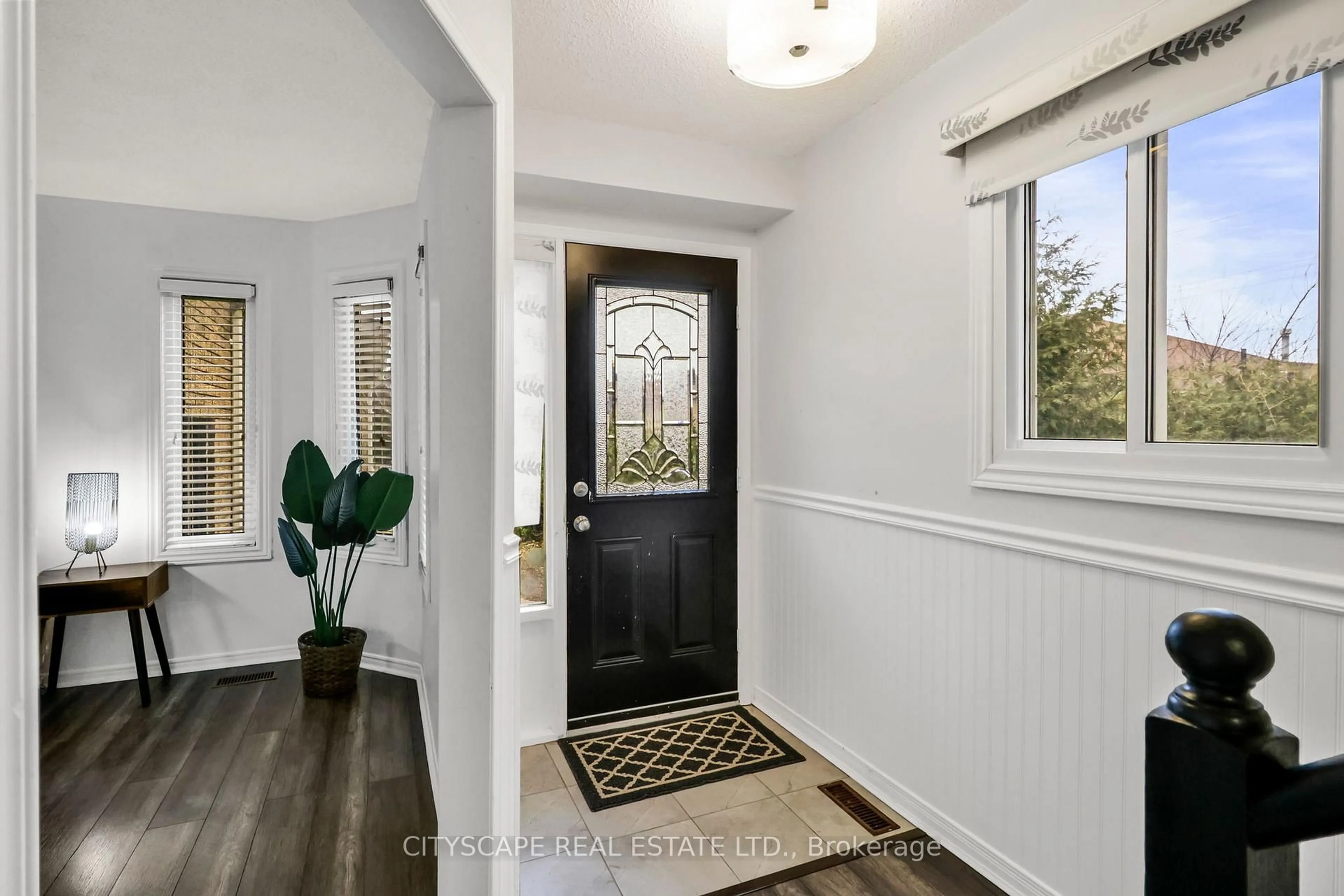 Indoor entryway for 79 Weatherup Cres, Barrie Ontario L4N 7J7