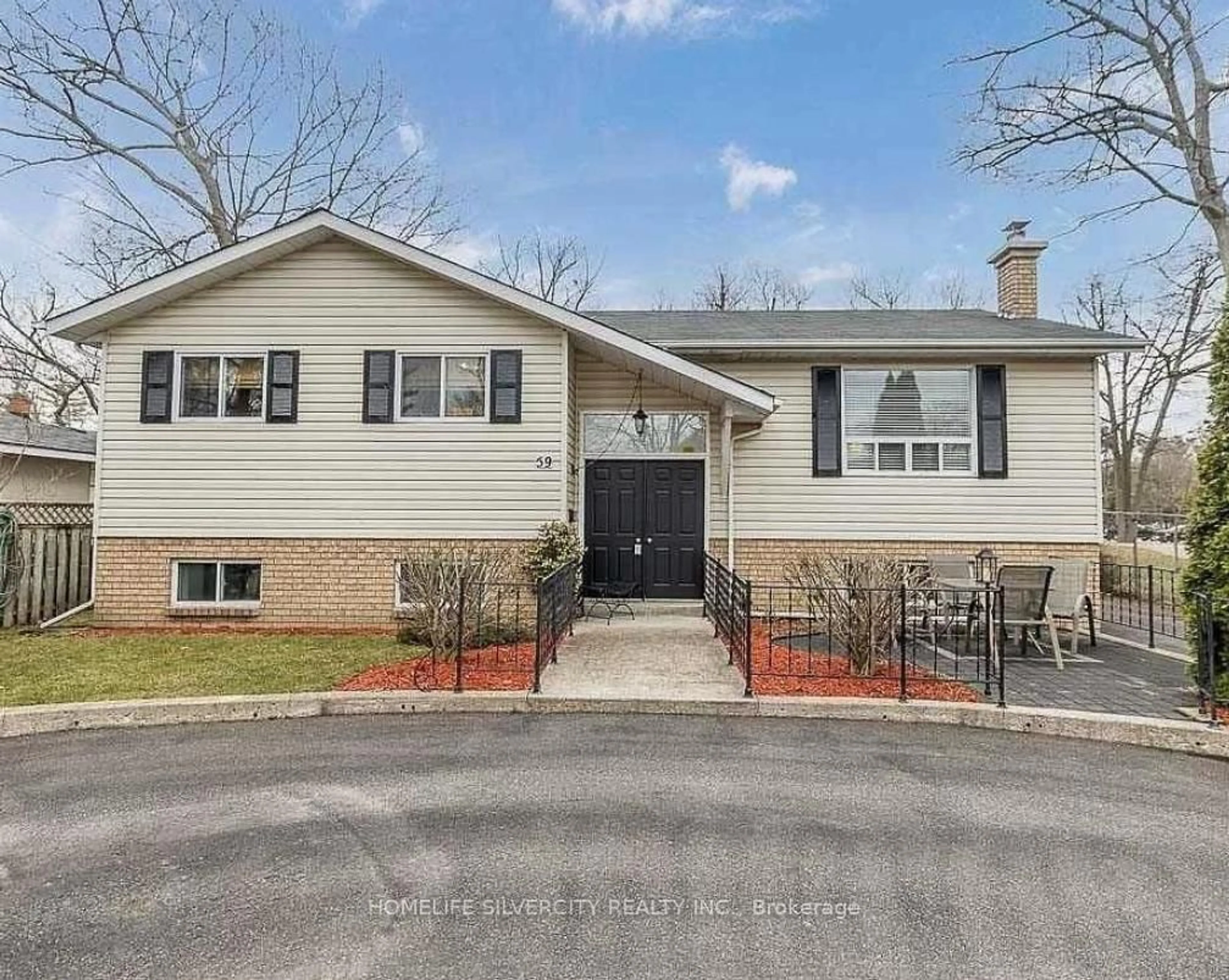 Home with vinyl exterior material, street for 59 River Ave, Wasaga Beach Ontario L9Z 2K5