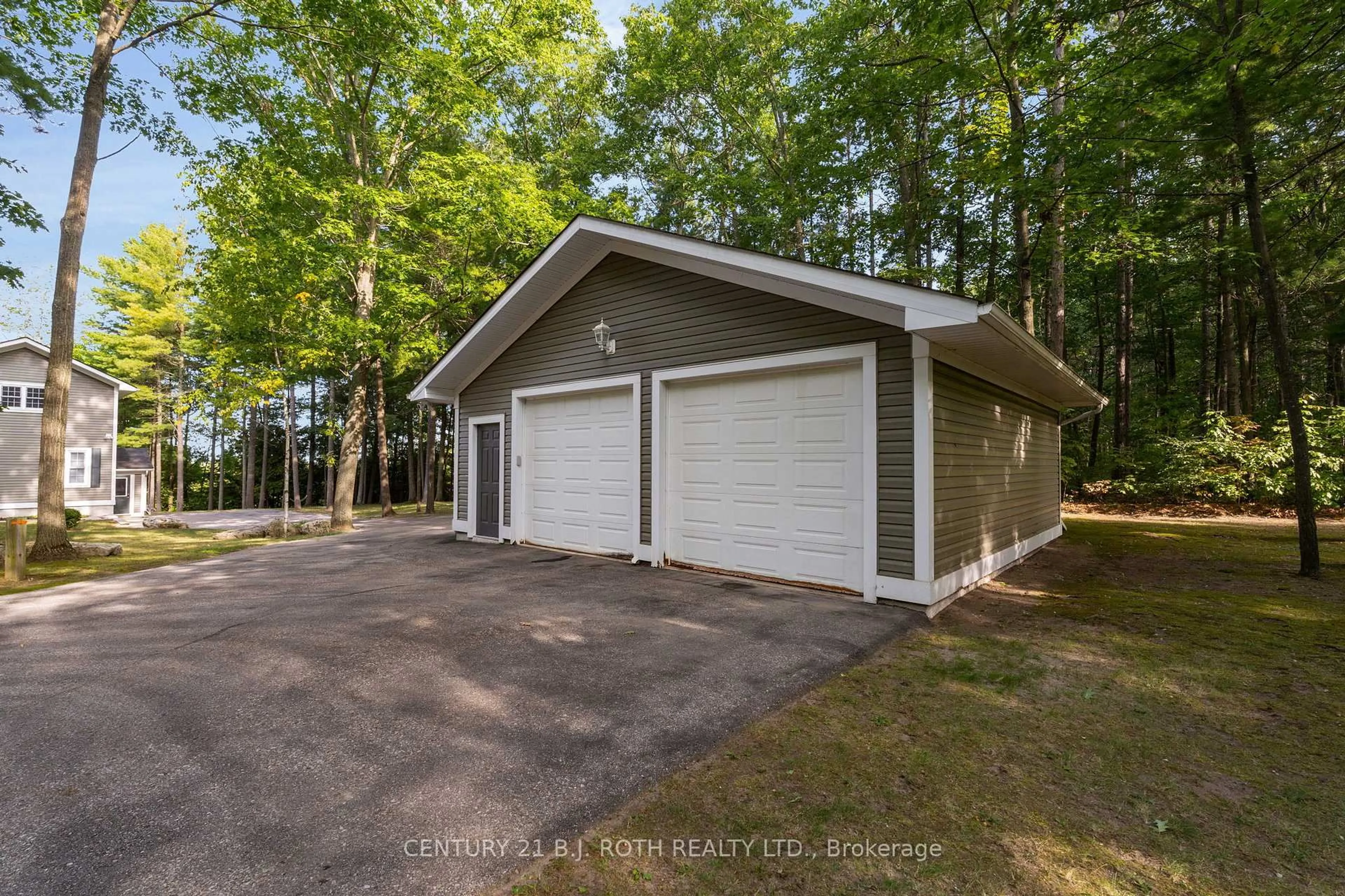 Indoor garage for 2710 Portage Tr, Springwater Ontario L9X 0J3