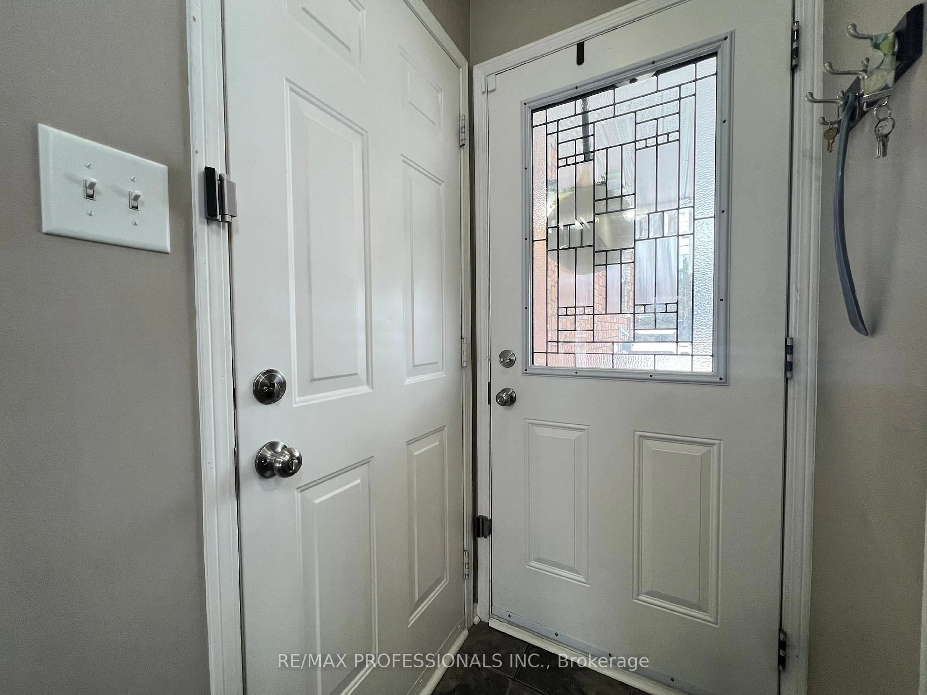 Indoor entryway for 56 Beacon Rd, Barrie Ontario L4N 9J8