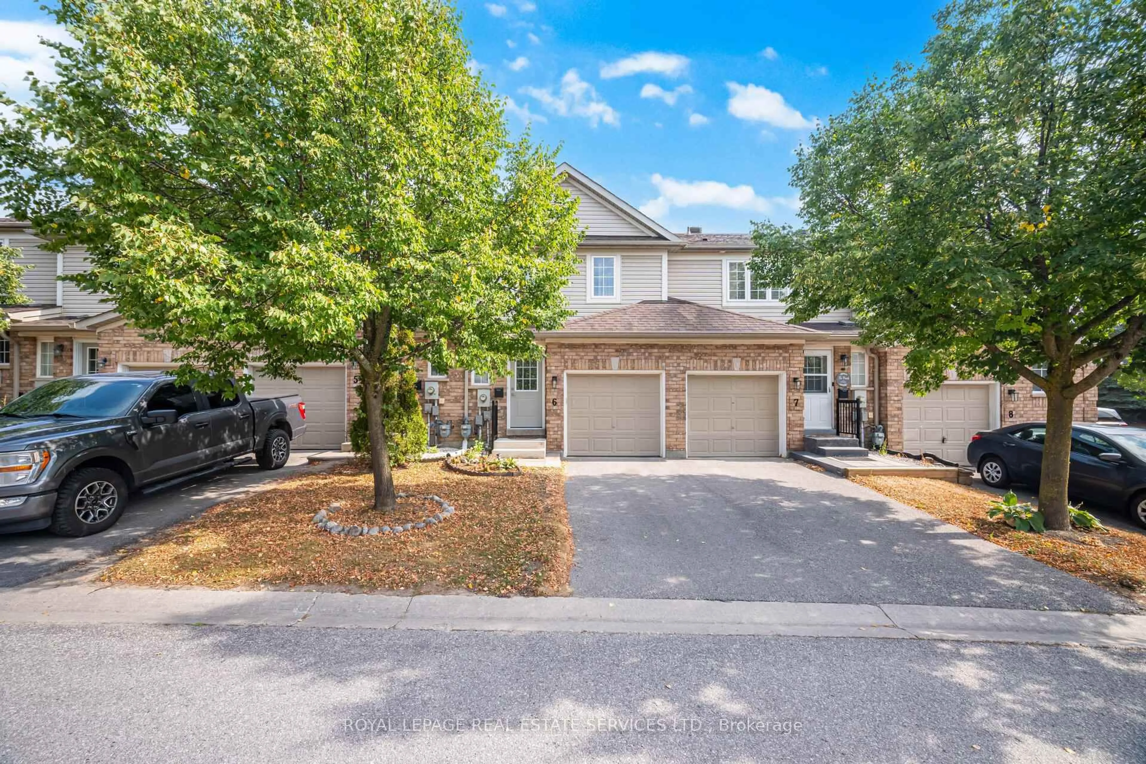 A pic from outside/outdoor area/front of a property/back of a property/a pic from drone, street for 430 Mapleview Dr #6, Barrie Ontario L4N 0H4