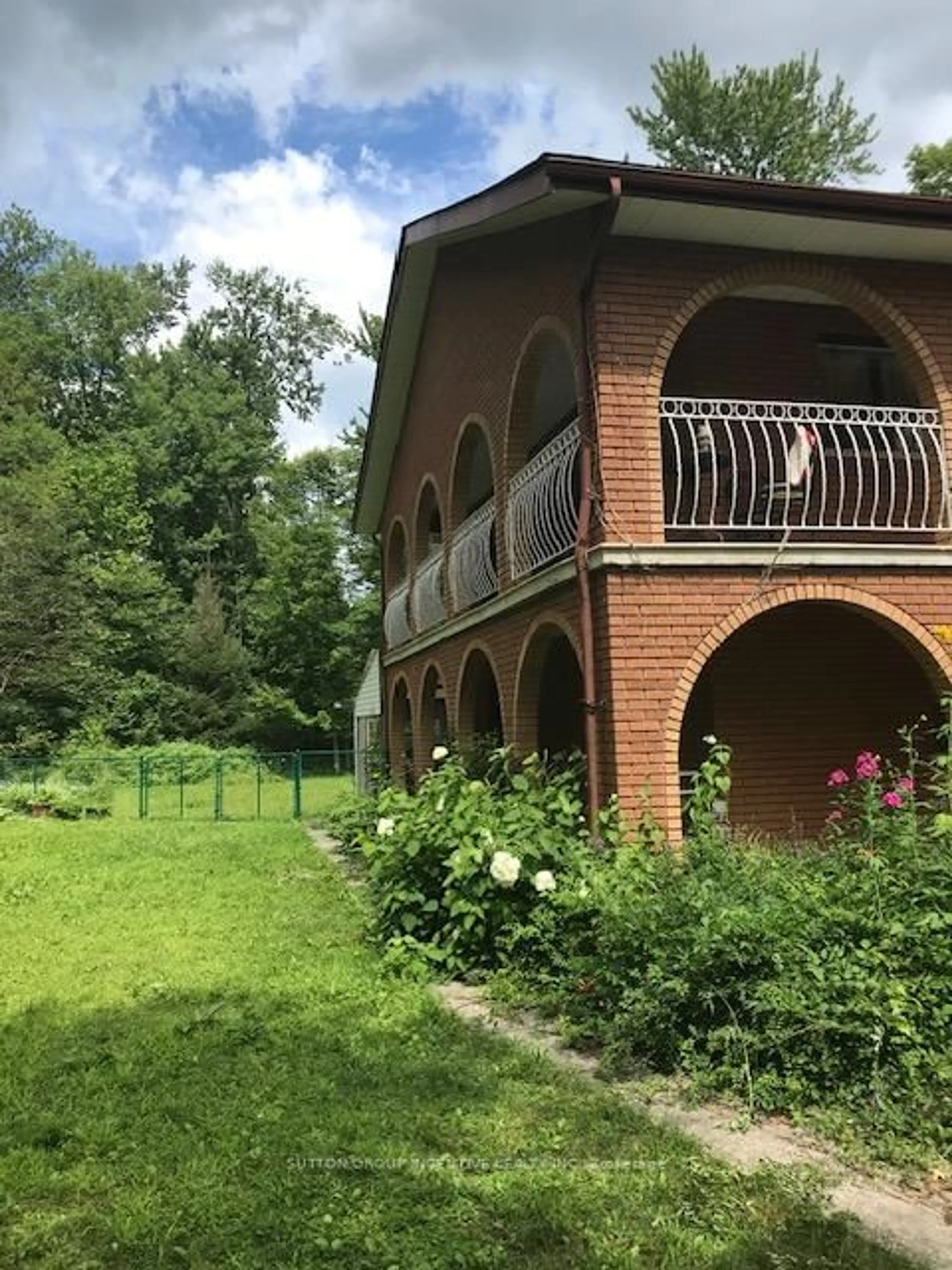 Patio, building for 10 Celestine Crt, Tiny Ontario L9M 0H3