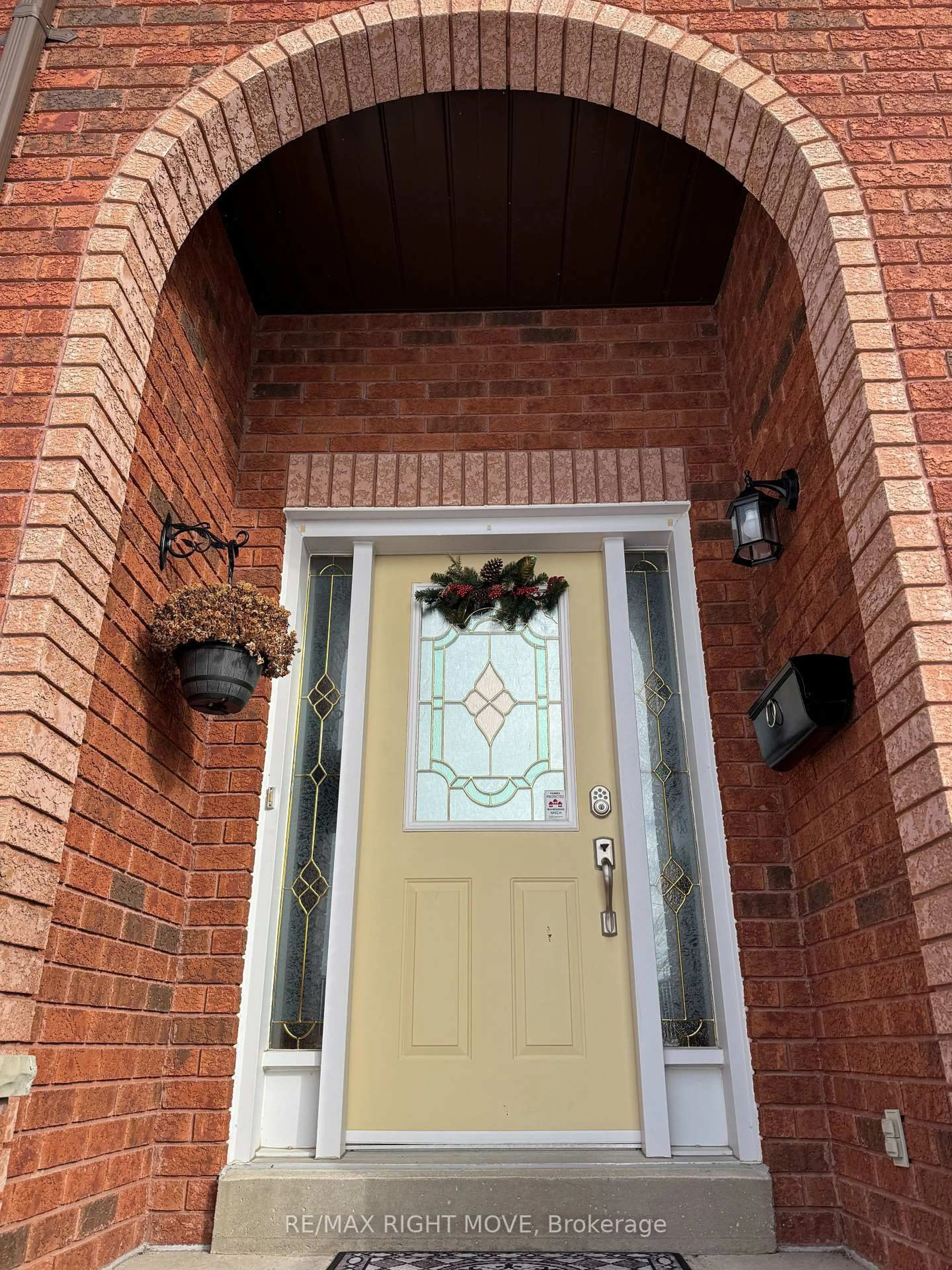 Indoor entryway for 15 Watson Crt, Orillia Ontario L3V 7S5