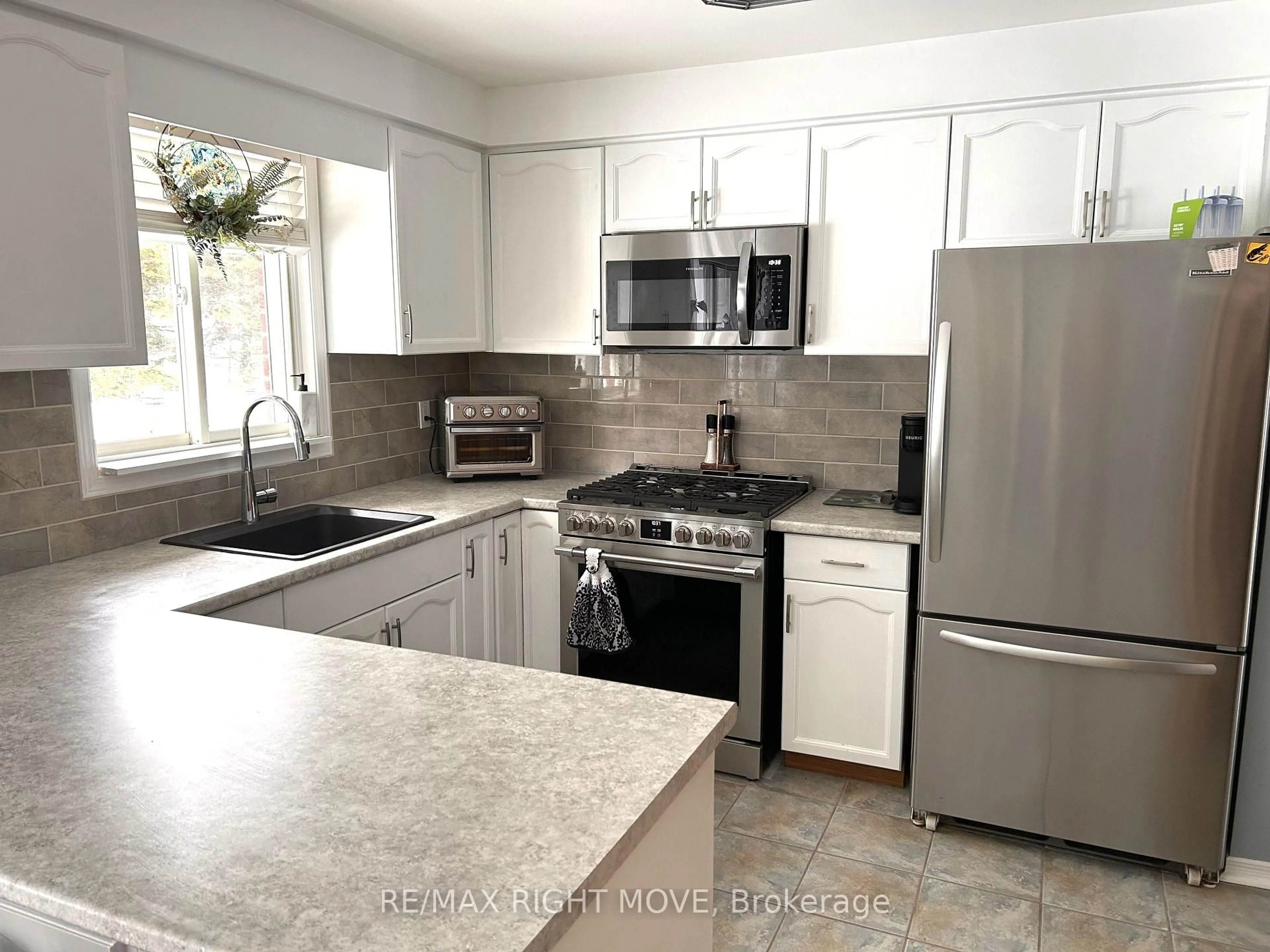 Open concept kitchen, ceramic/tile floor for 15 Watson Crt, Orillia Ontario L3V 7S5