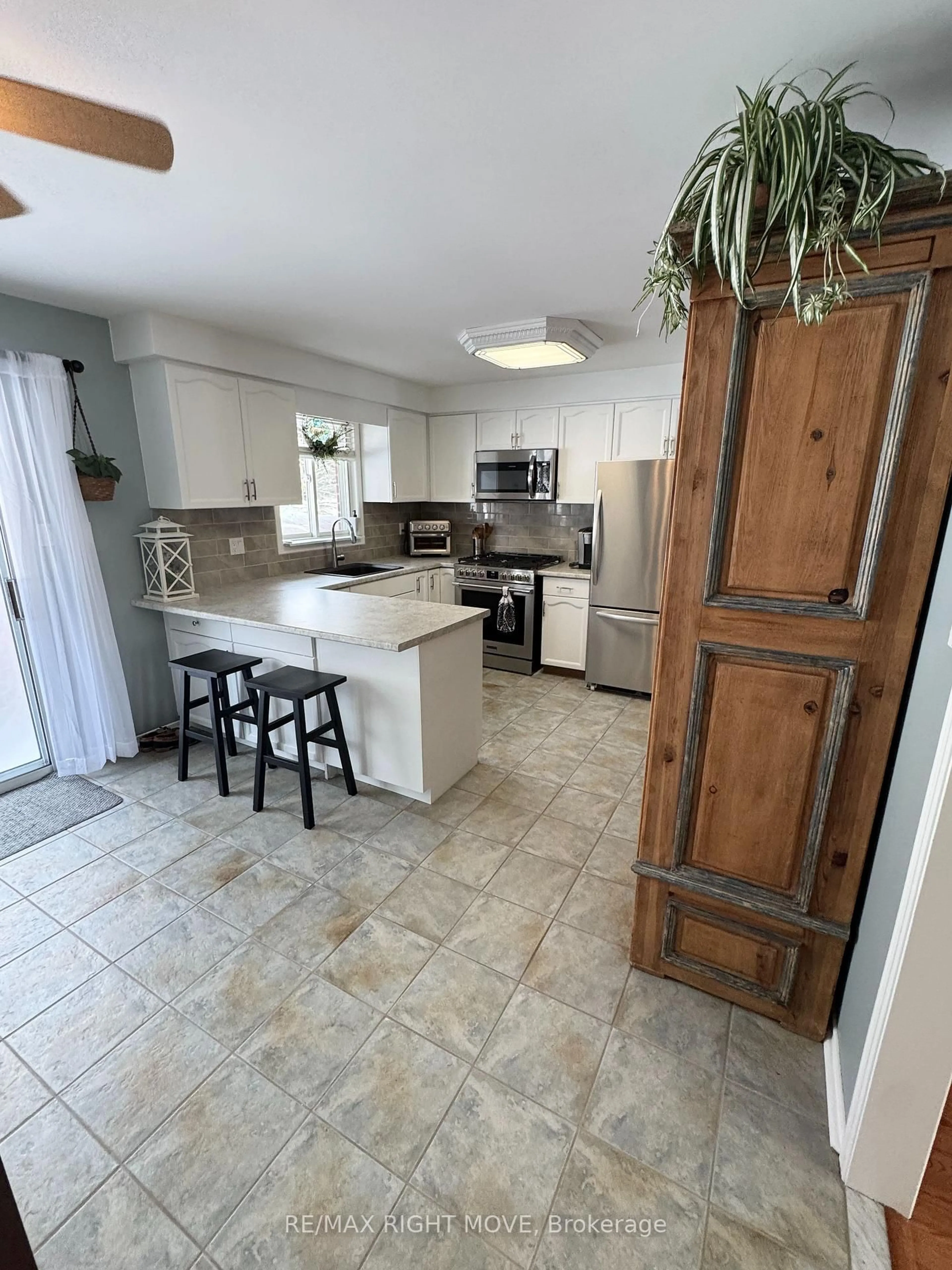 Open concept kitchen, ceramic/tile floor for 15 Watson Crt, Orillia Ontario L3V 7S5