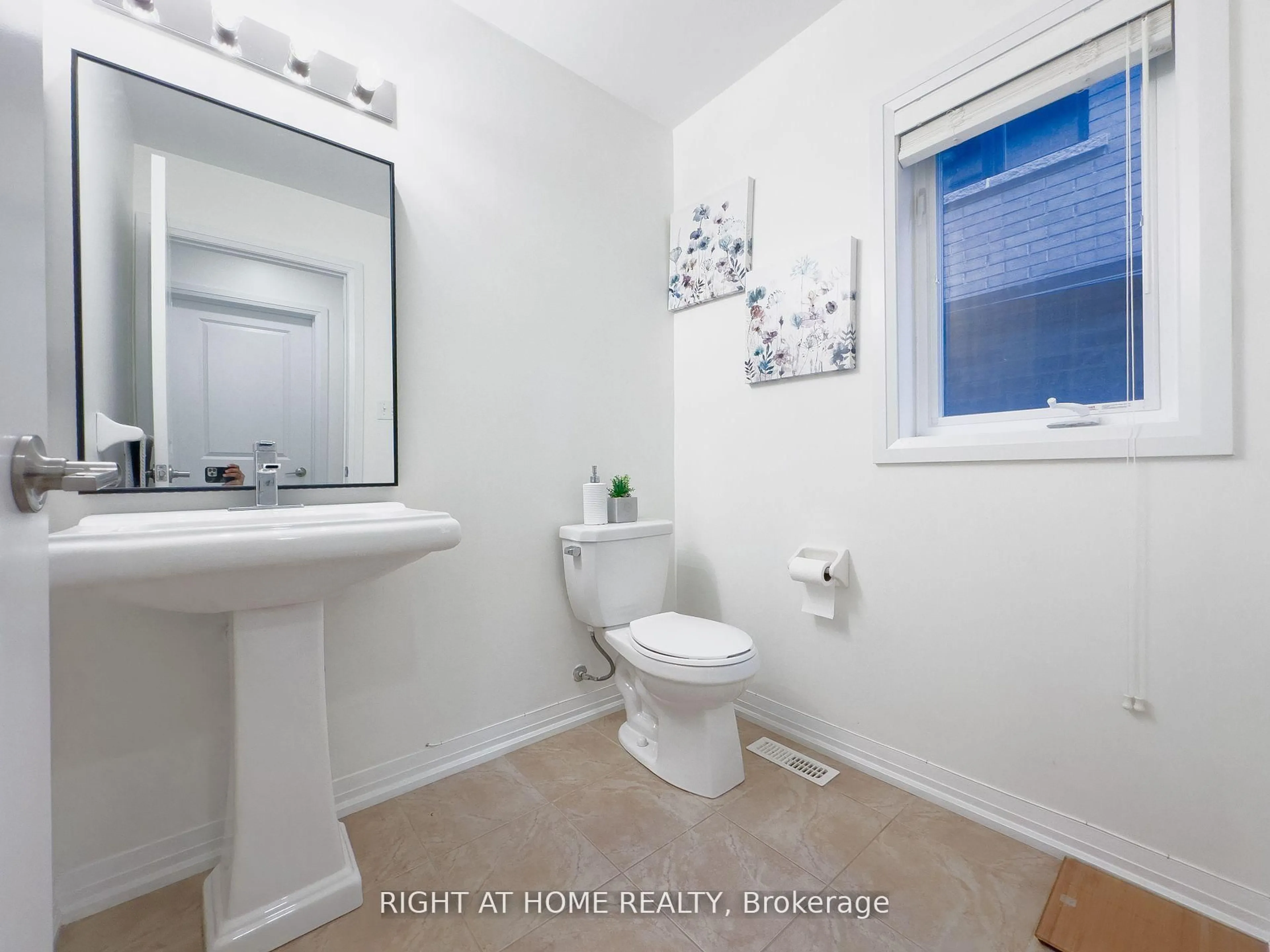 Standard bathroom, unknown for 8 Greenwich St, Barrie Ontario L4N 7R1