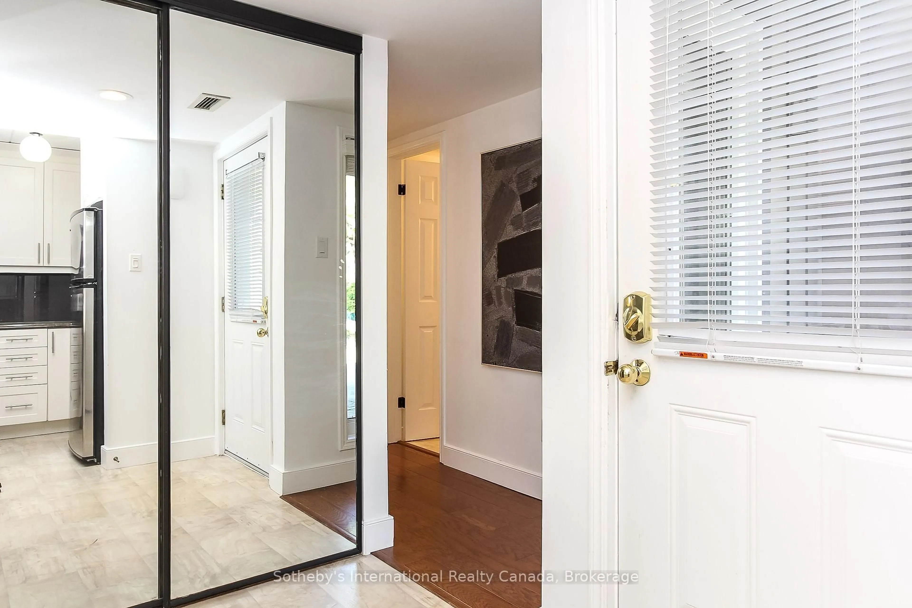 Indoor entryway for 411 Mariners Way, Collingwood Ontario L9Y 5C7